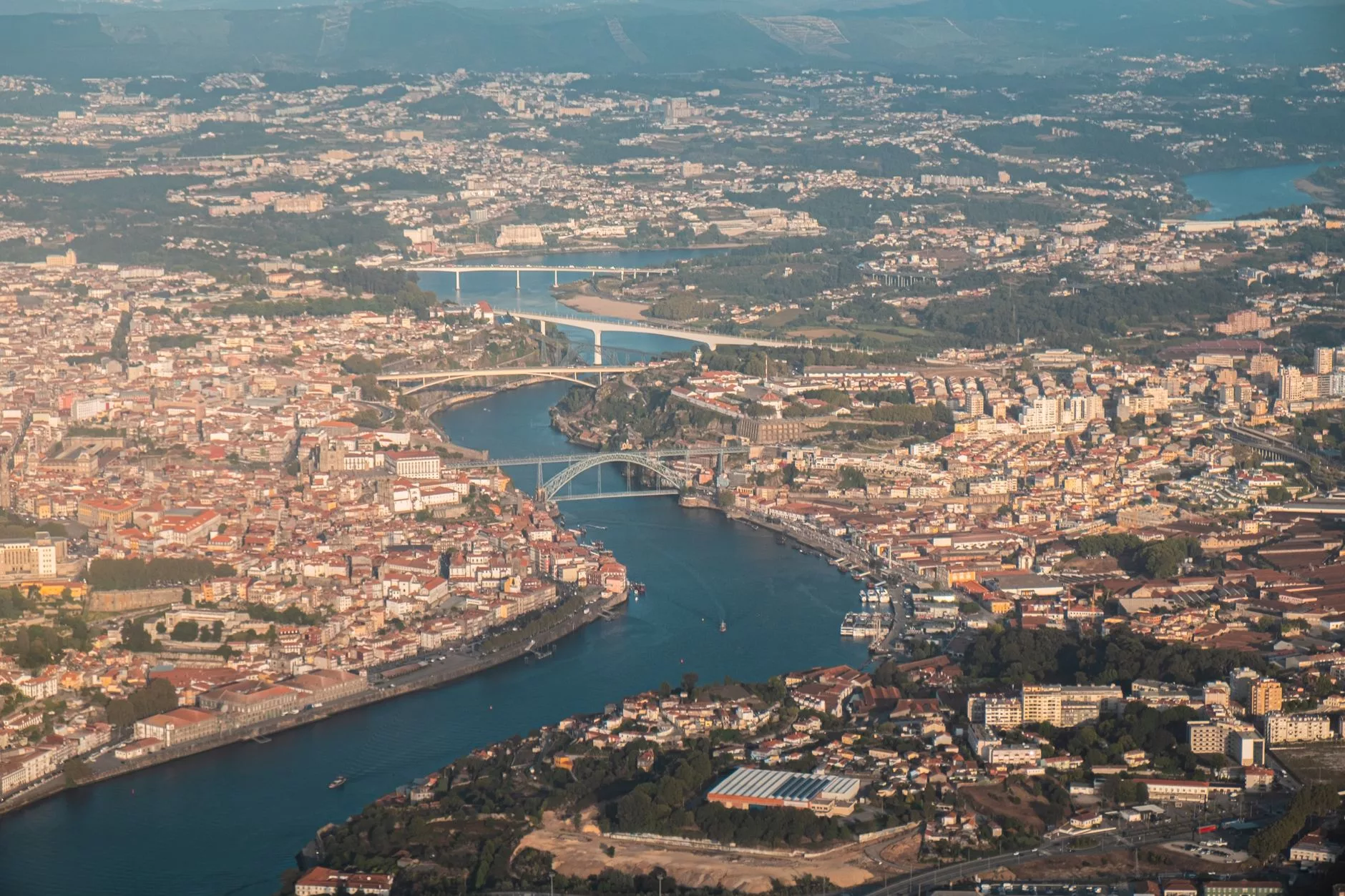 Douro Nehri üzerinde sıralanan renkli Porto evleri ve Dom Luis I Köprüsü manzarası