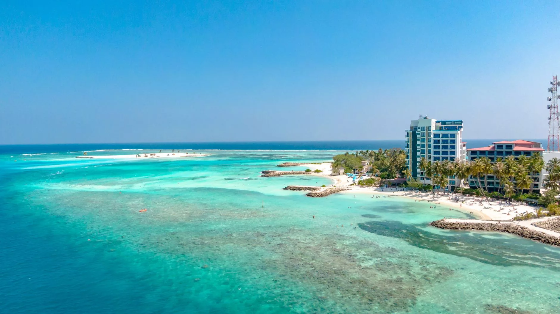 Maldivler Hulhumale Sahili ve turkuaz sular