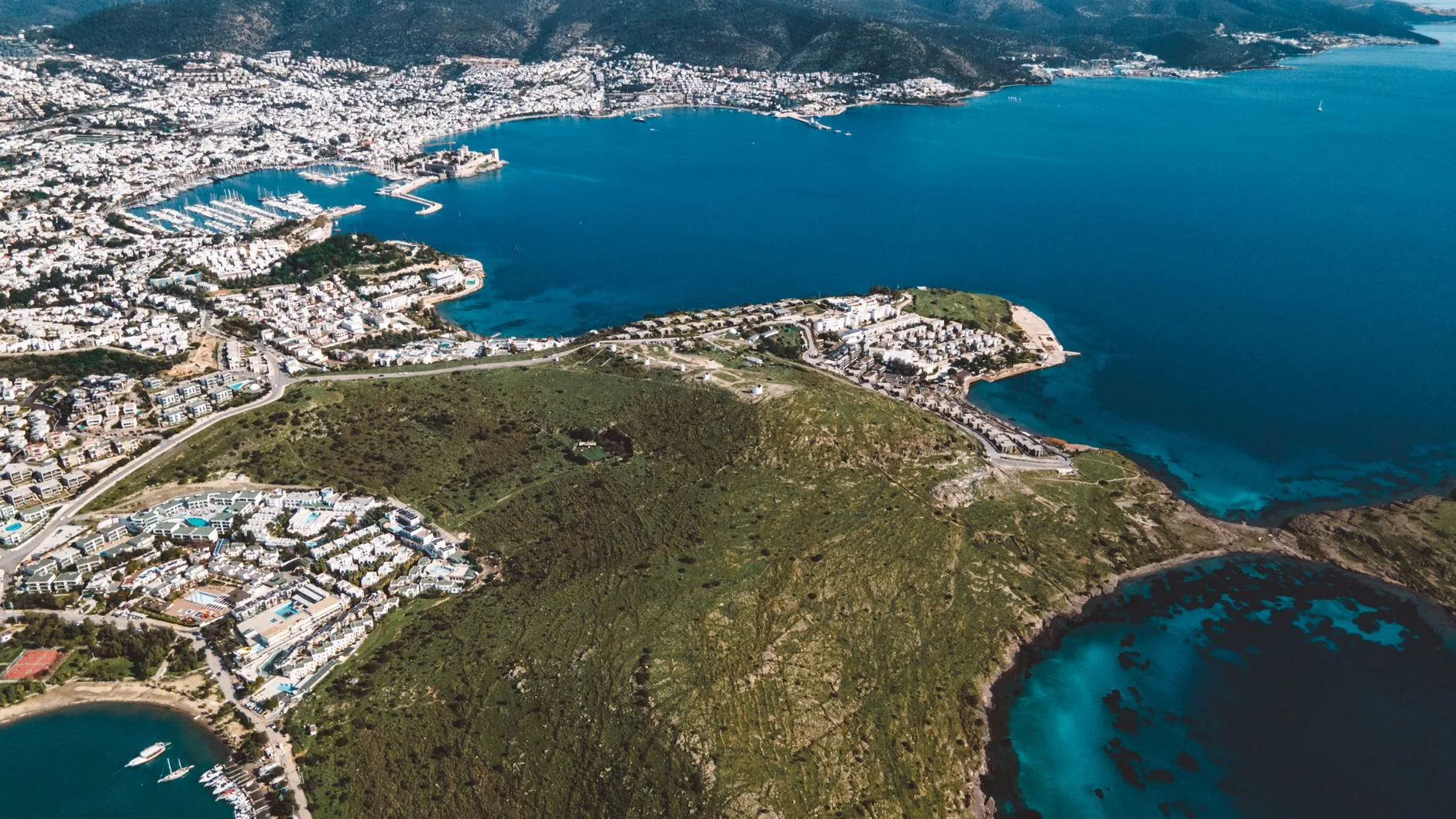 Bodrum Milas Havalimanı iç hatlar terminali önü