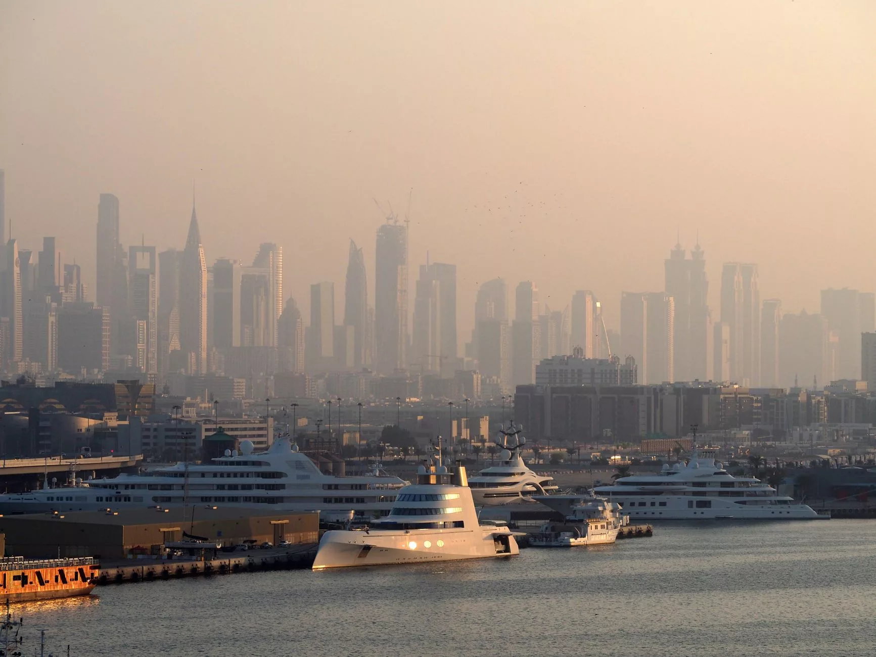 Dubai - Gece vakti ışıl ışıl parlayan gökdelen silüeti