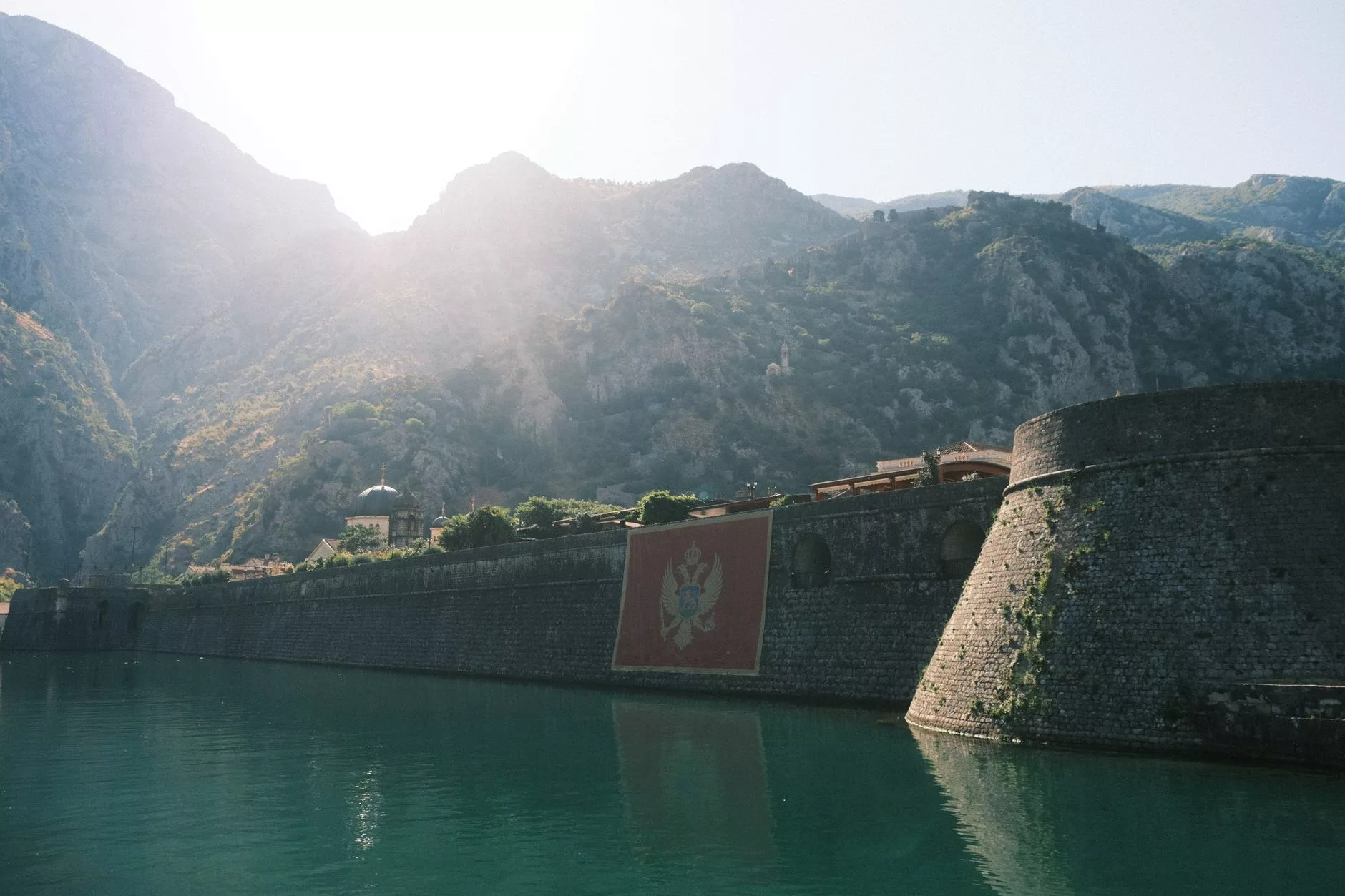 Kotor + sur duvarları ve körfez manzarası