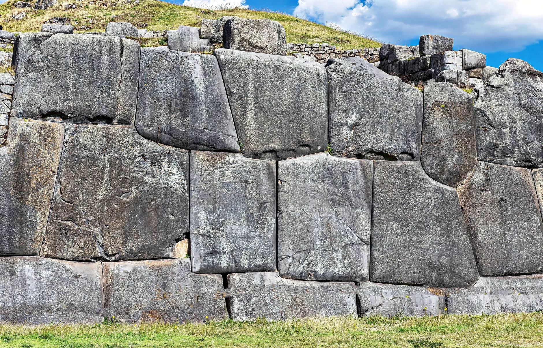 Sacsayhuaman antik kalesi üzerindeki devasa taş bloklar