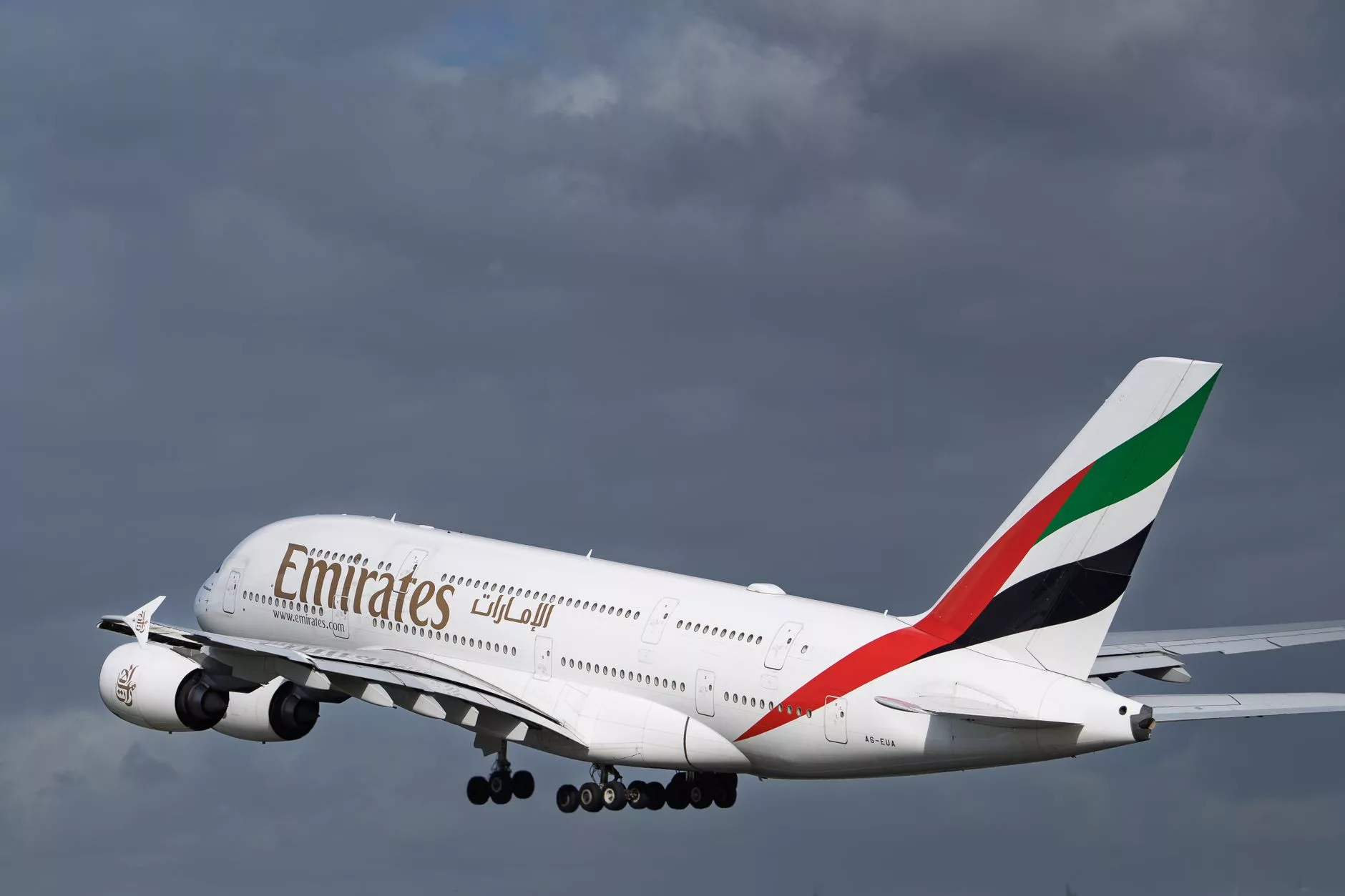 Dubai Uluslararası Havalimanı Terminal 3 dış cephesi ve gelen yolcu katı hareketliliği