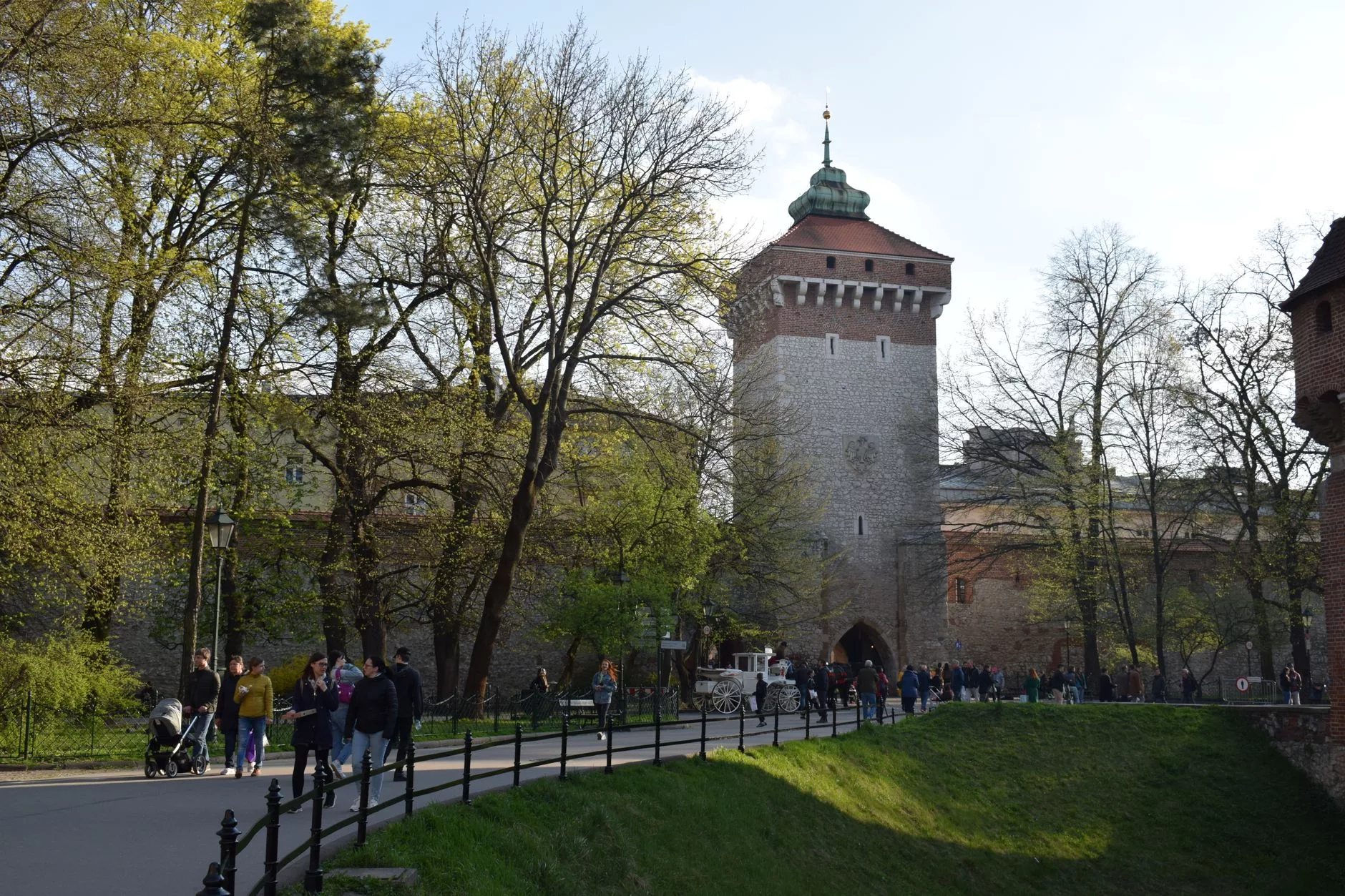 Krakow Wawel Kalesi eteklerindeki Ejderha Mağarası çıkışı
