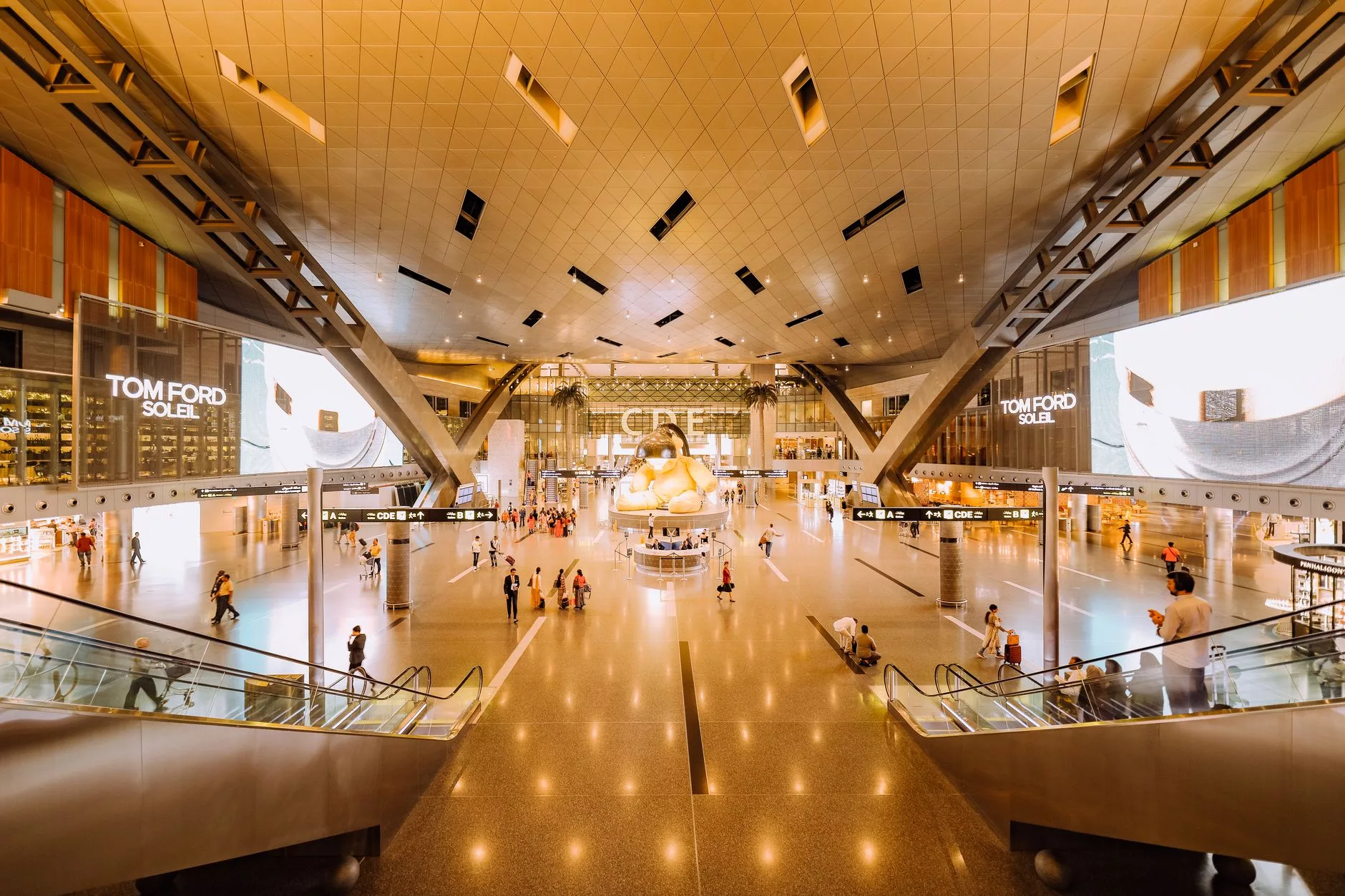 Doha Hamad Uluslararası Havalimanı dış cephesi ve dev sarı ayı heykeli