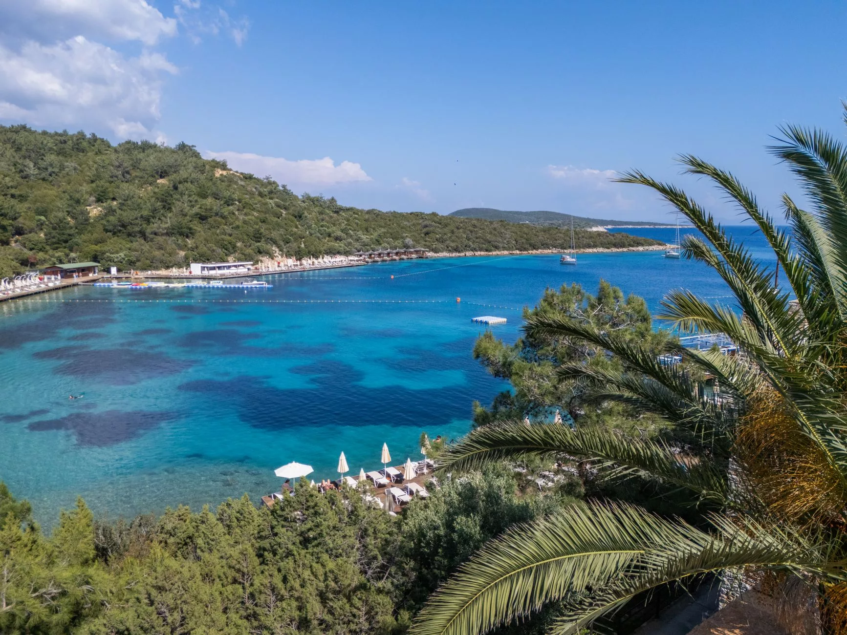 Bodrum yarımadasına yaklaşan uçak penceresinden görünen mavi koylar ve güneşli sahil şeridi