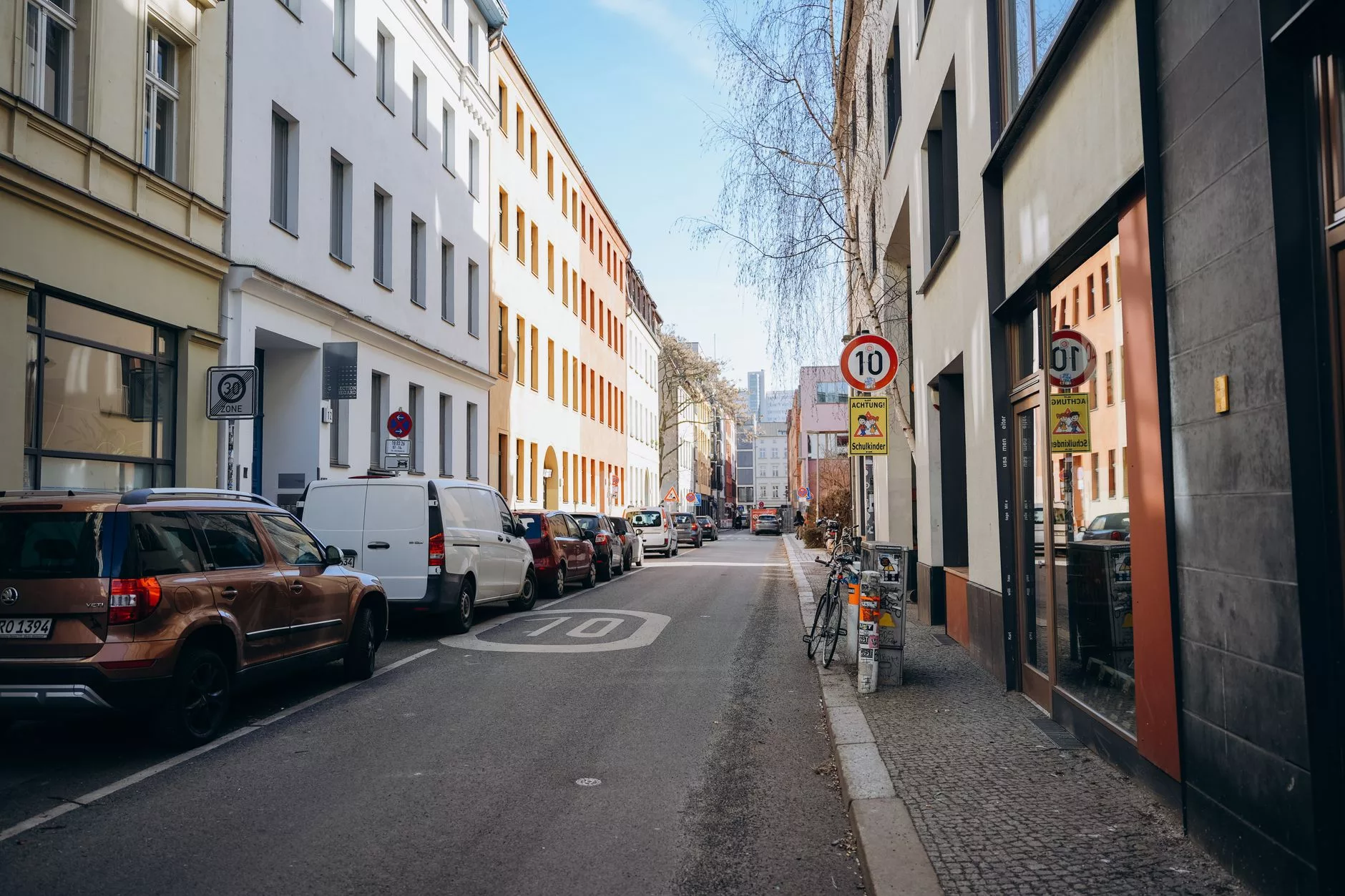 Berlin merkezinde tarihi bir sokak manzarası