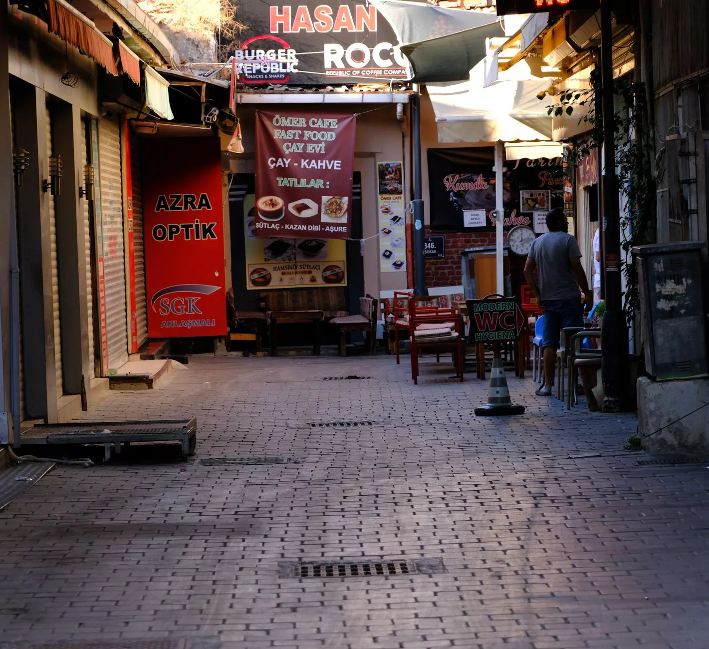 Paris'te sakin bir arka sokakta kahve yudumlayan turist