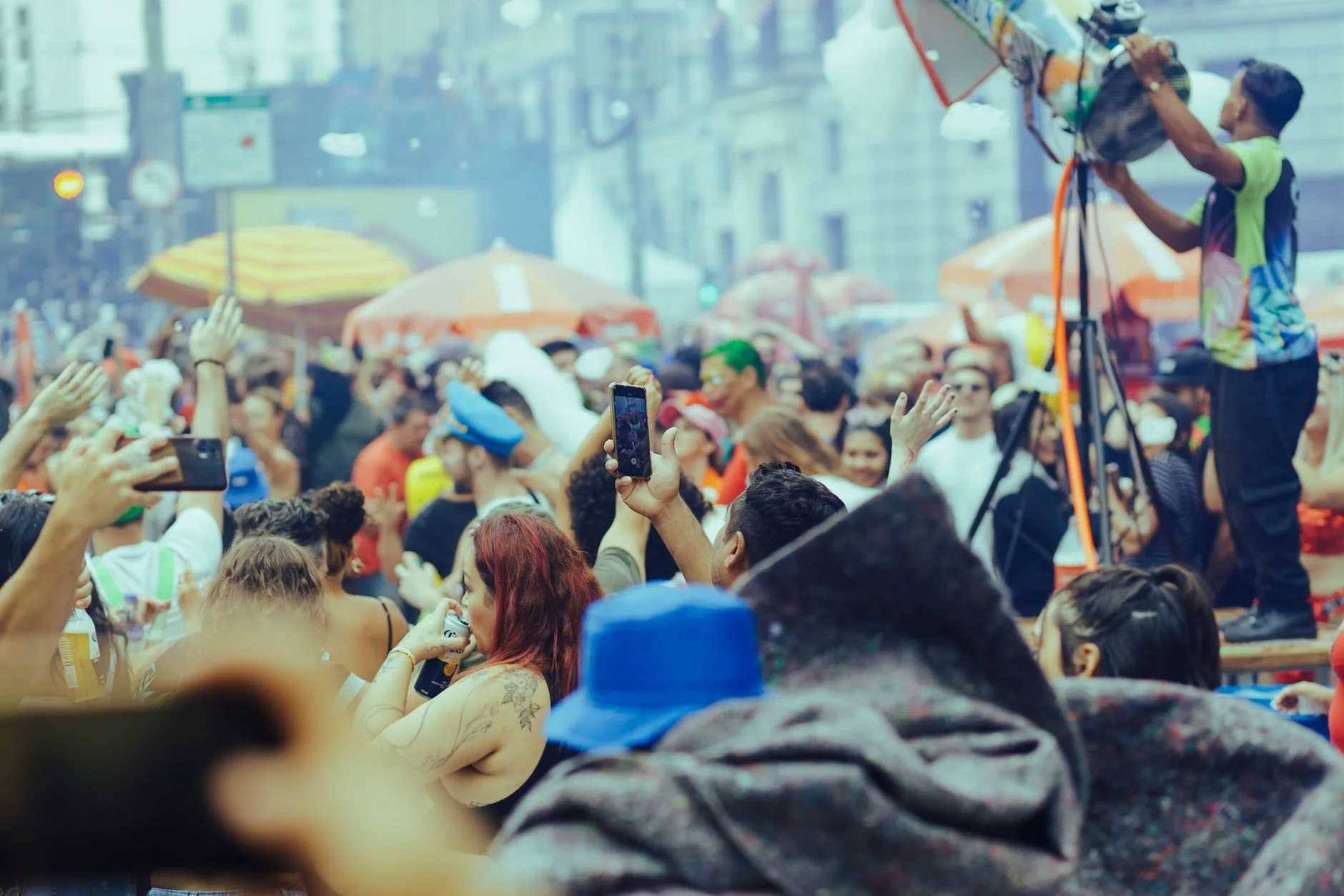 kalabalık bir meydanda festival coşkusu