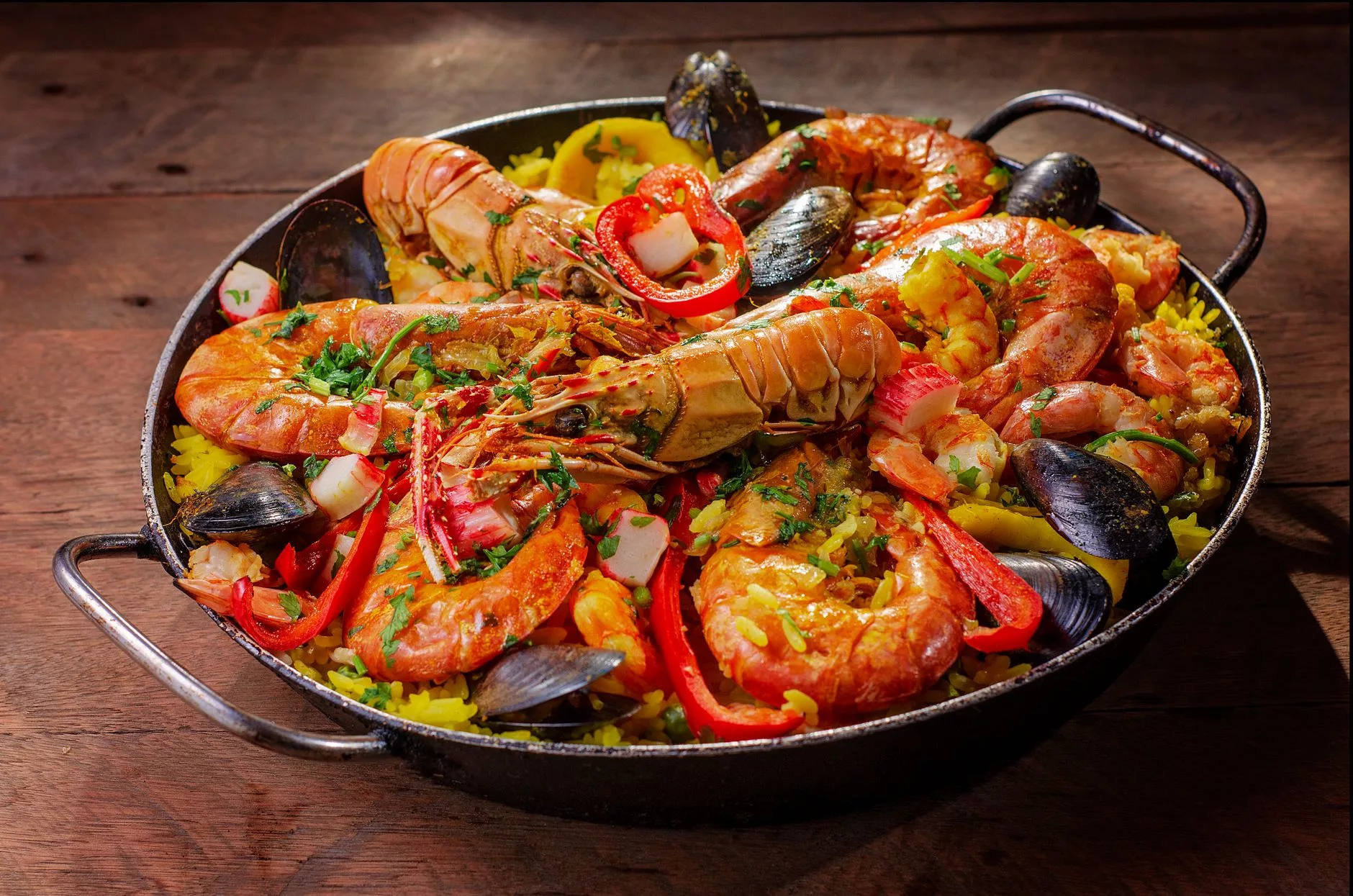 Valensiya + sahil kenarında dev tavalarda pişen geleneksel paella yemeği
