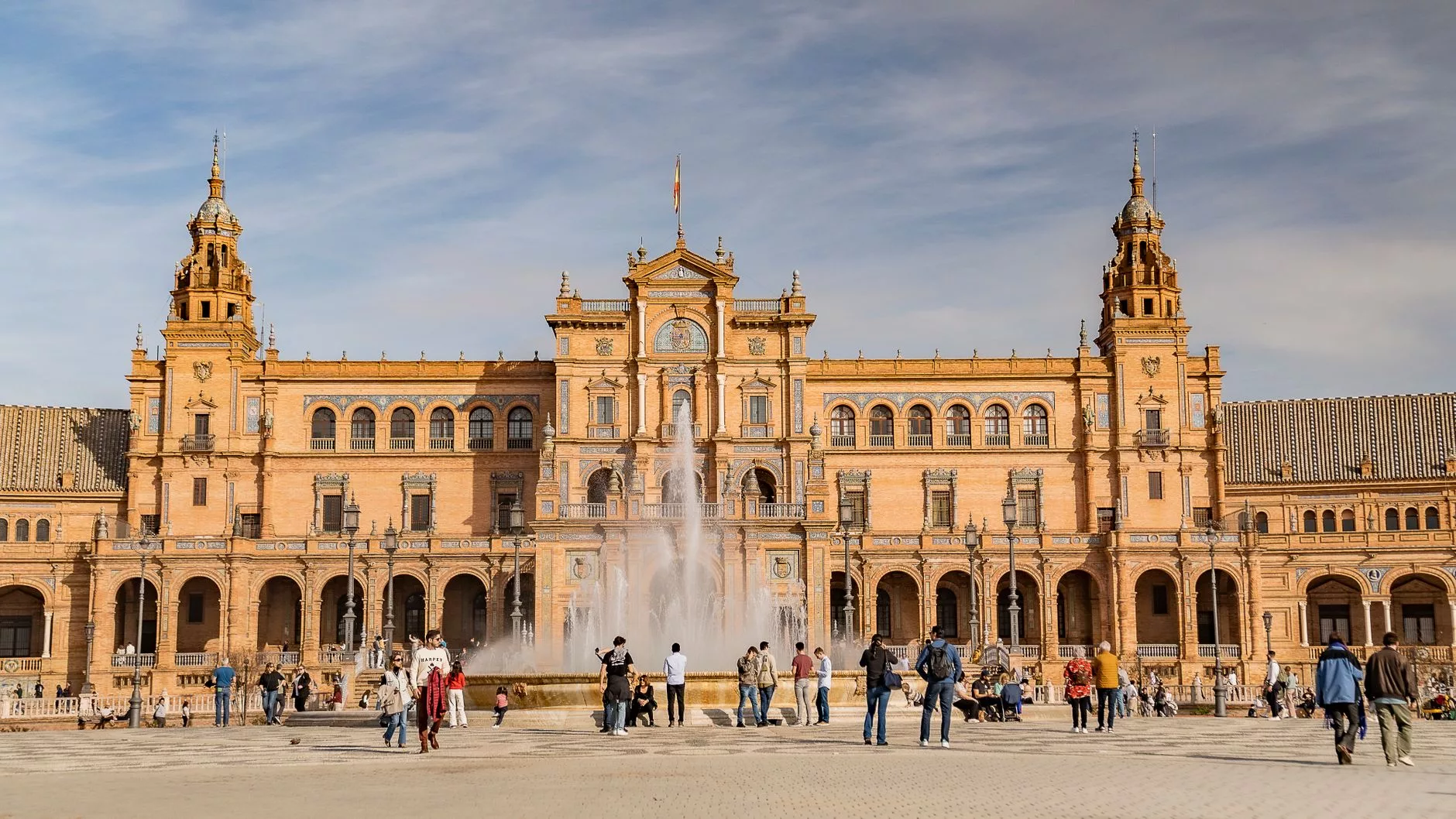 Sevilla, Plaza de España’nın renkli çinileri ve kanaldaki kayıklar