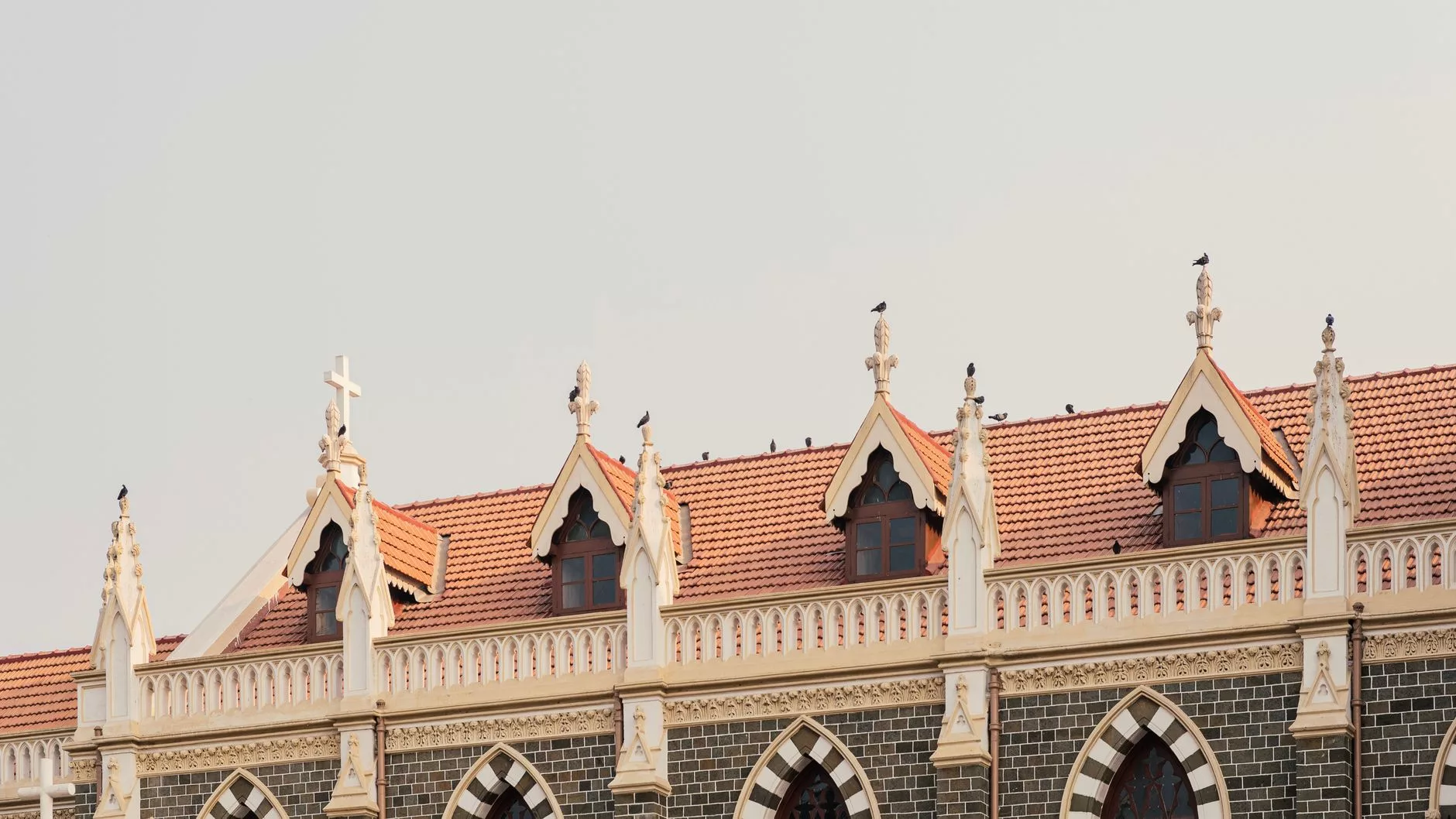 Mumbai Mount Mary Kilisesi gotik cephesi