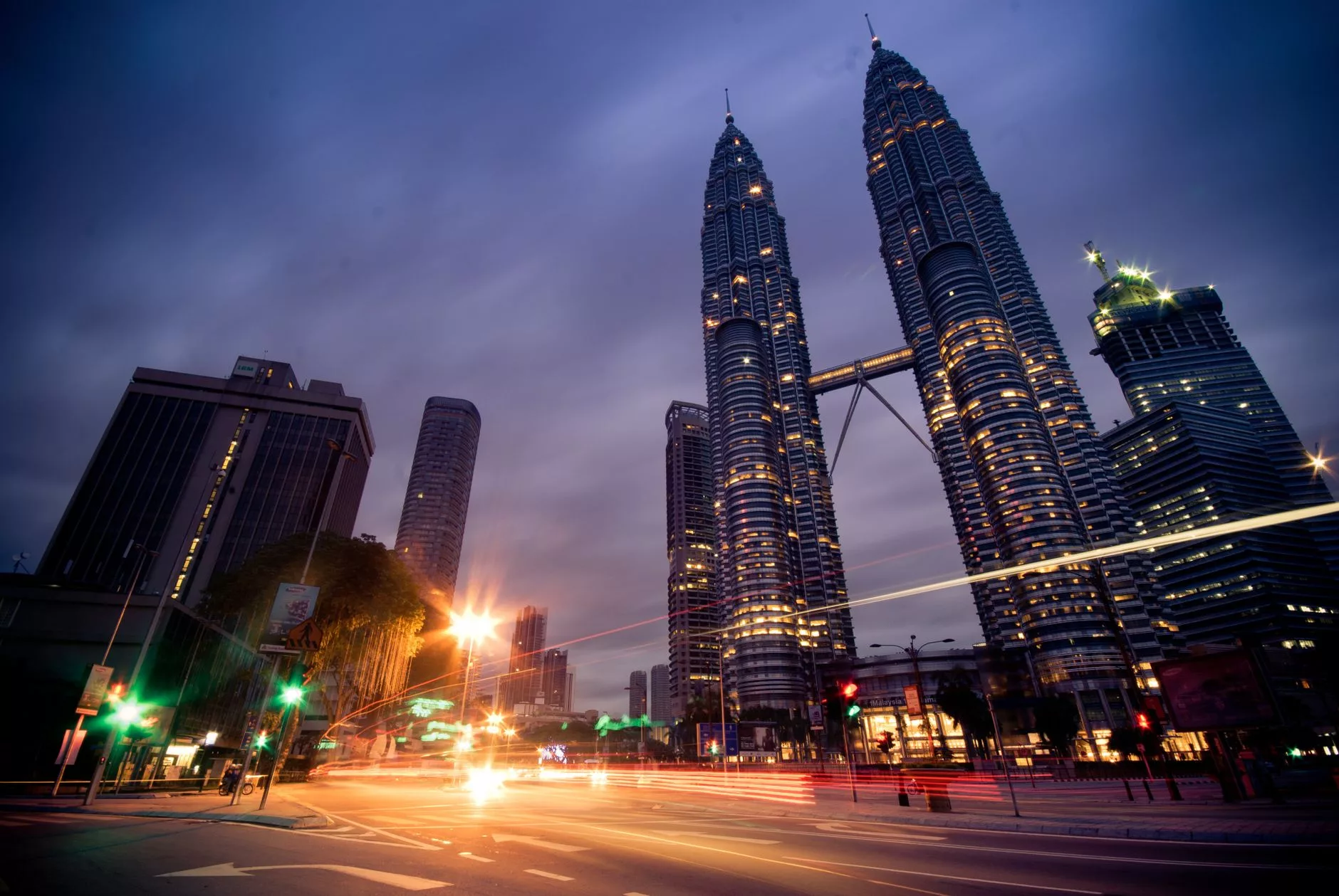 Petronas İkiz Kuleleri gece aydınlatması