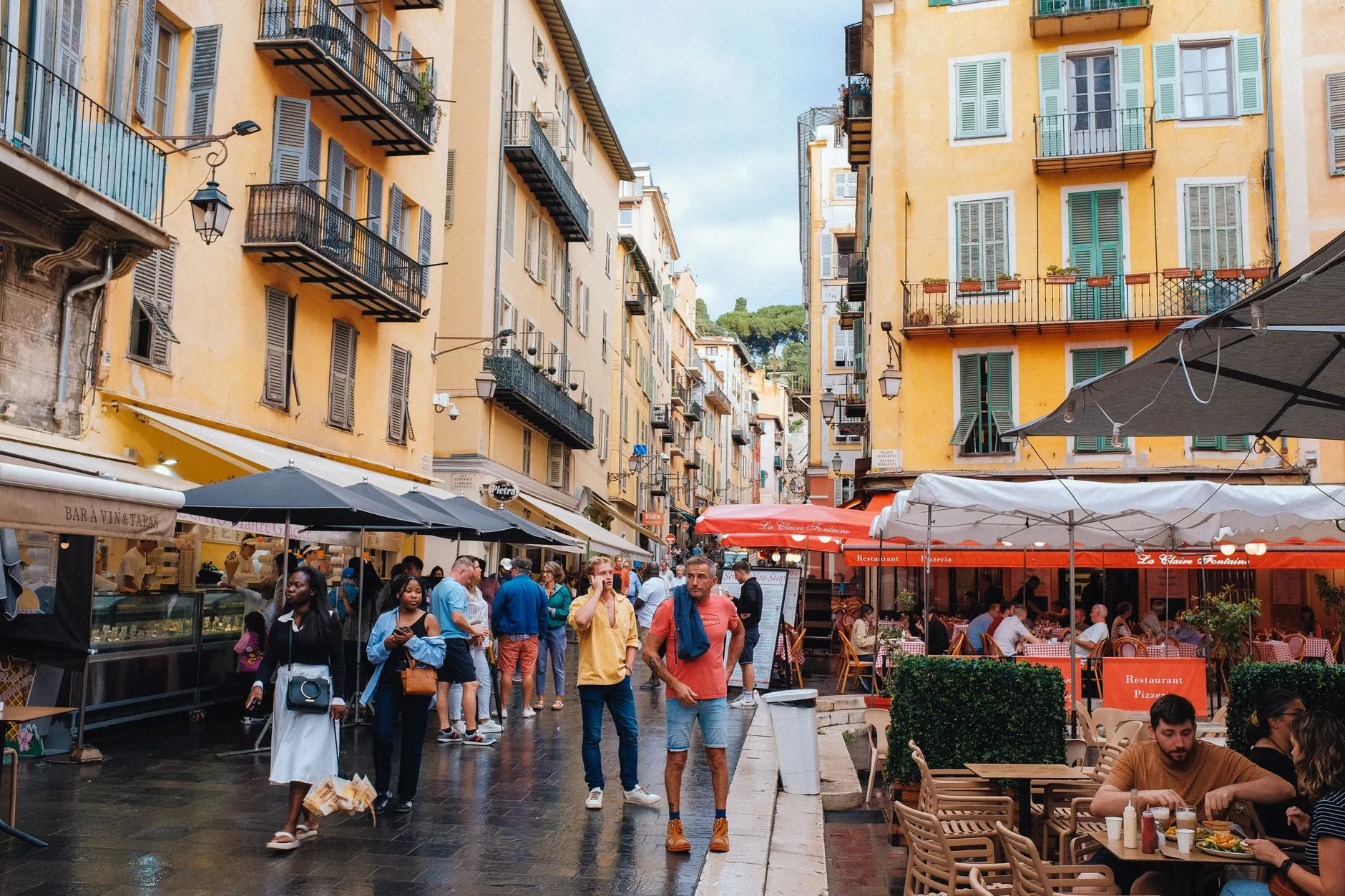 Nice Vieux Nice dar sokakları ve socca tezgahları