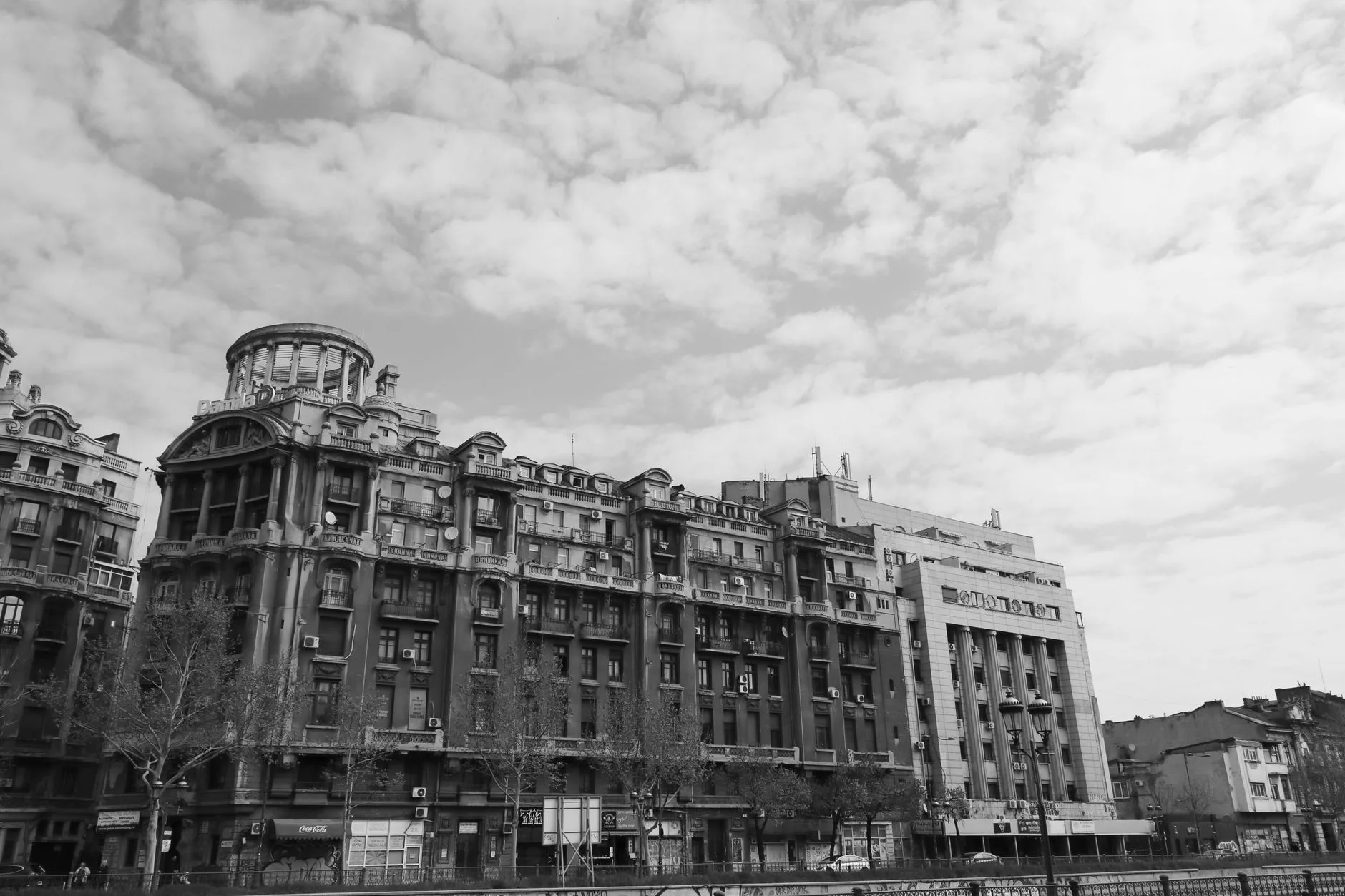Bükreş Calea Victoriei caddesindeki tarihi binalar ve kalabalık yürüyüş yolu