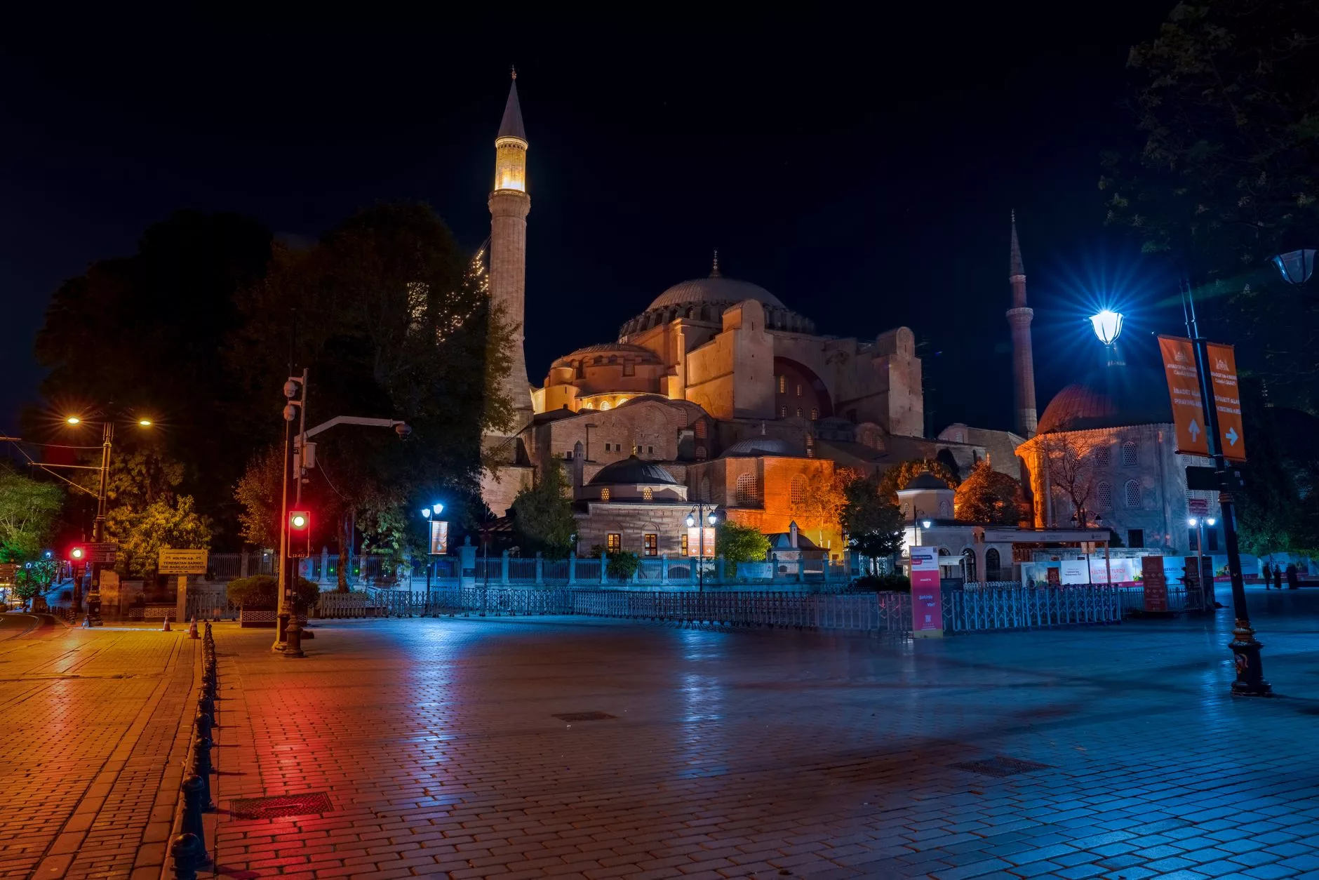 Sofya Katedrali'nin gece görünümü