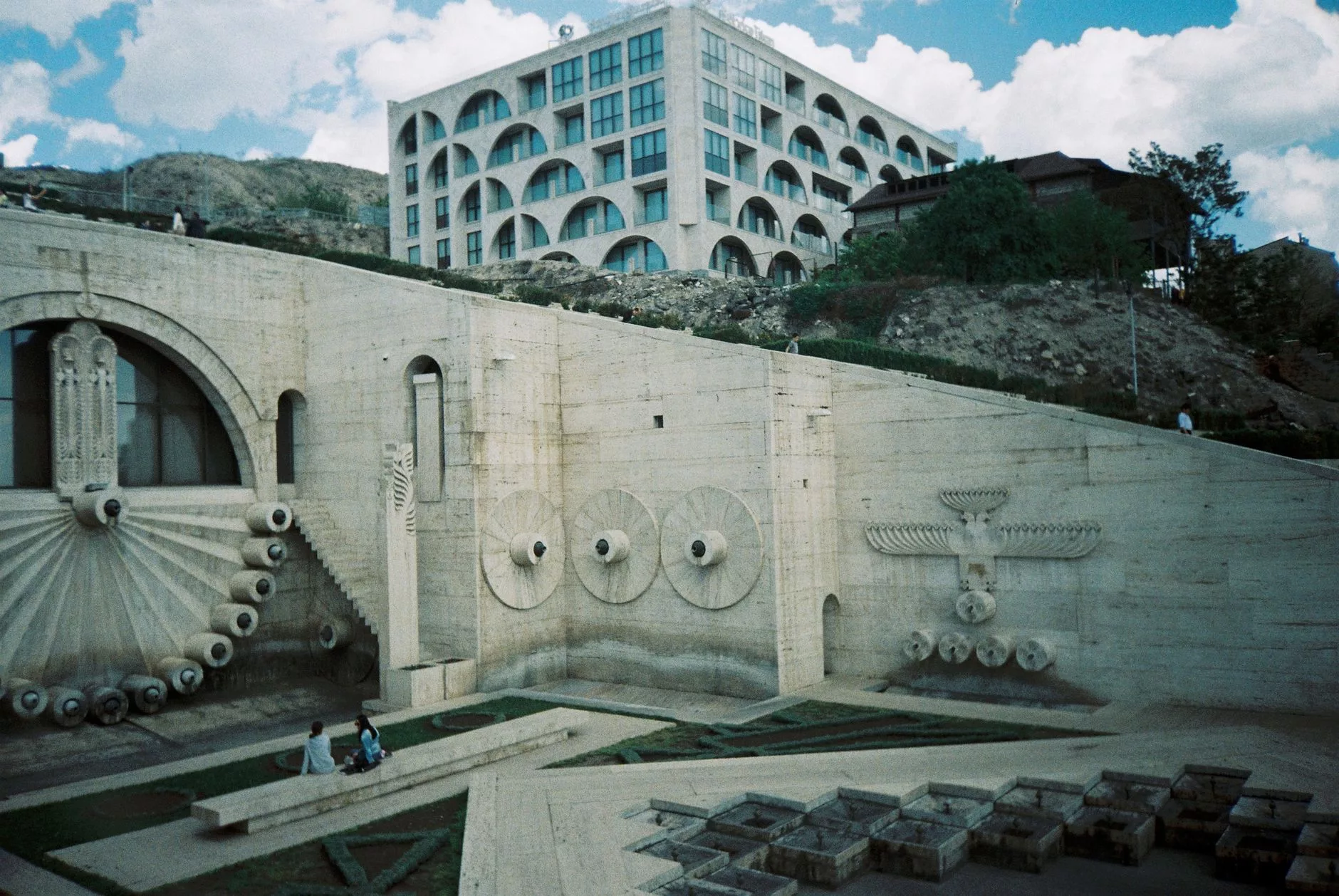 Erivan Cascade Kompleksi ve Monument mahallesindeki modernist yapılar