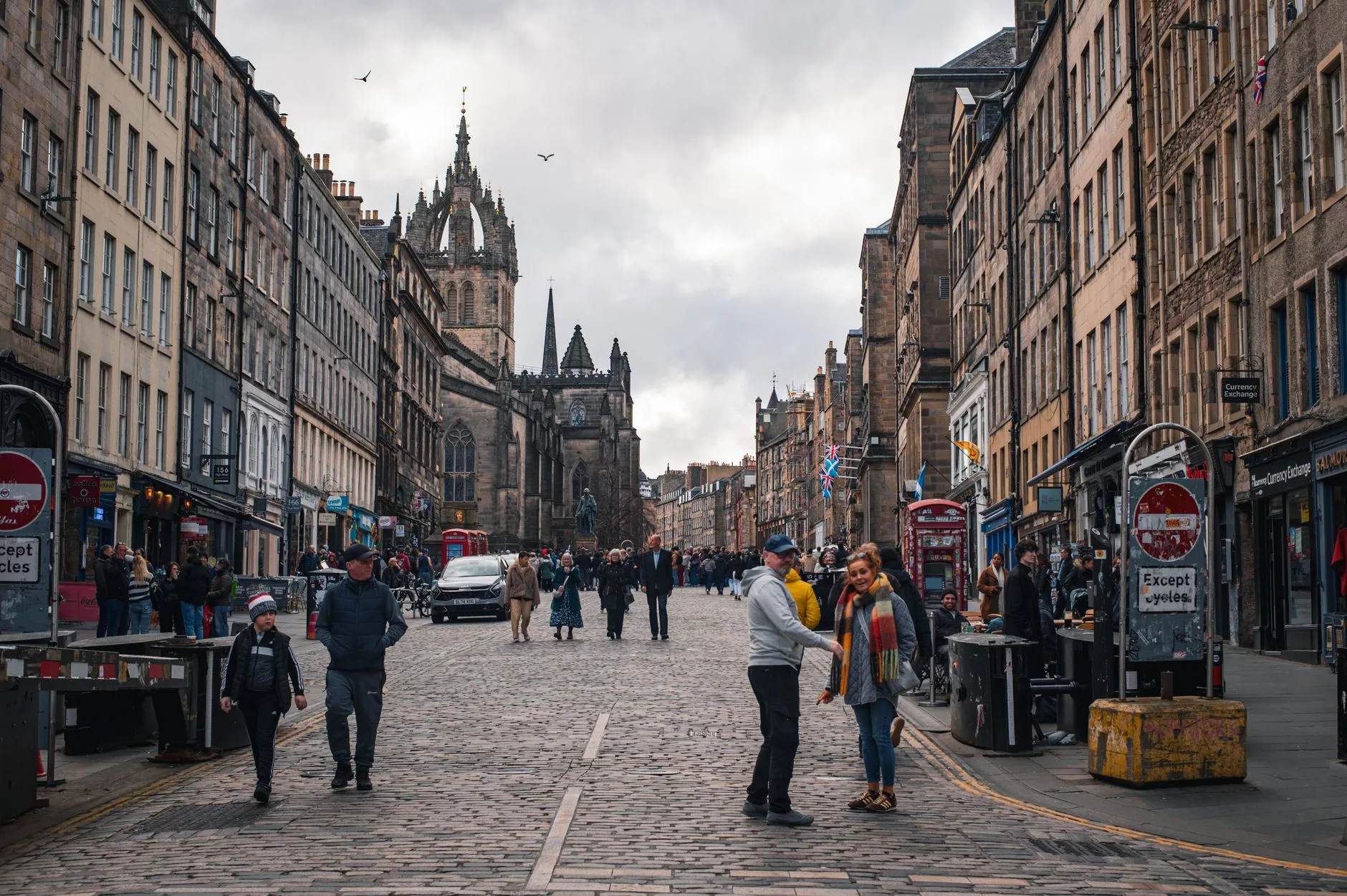 Royal Mile üzerindeki tarihi binalar ve St Giles Katedrali silueti