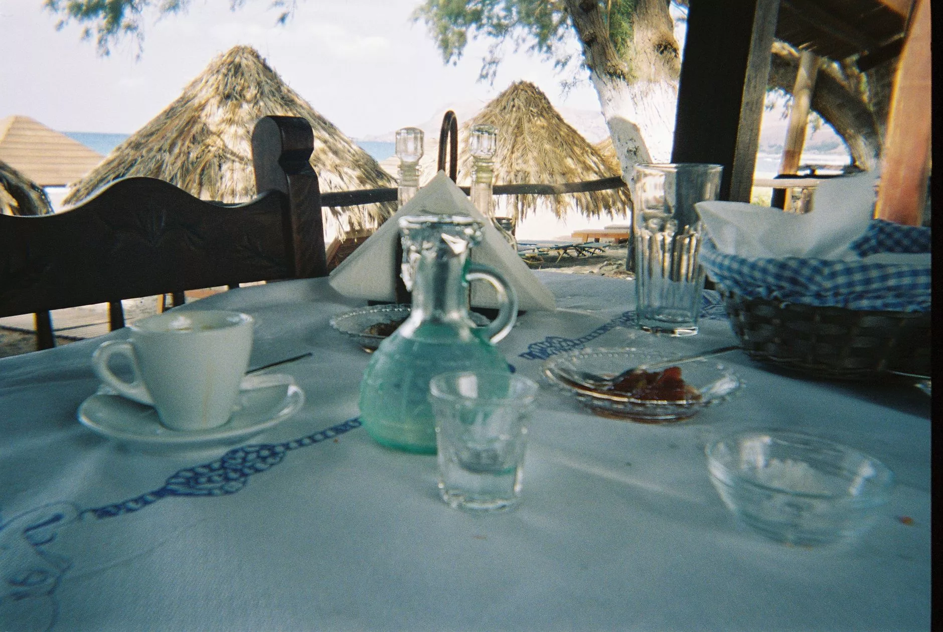 Selanik + geleneksel taverna masası ve deniz ürünleri