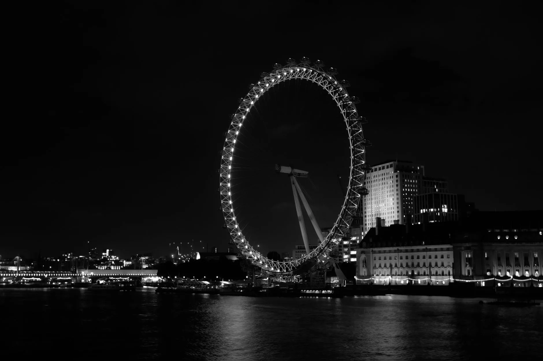 Londra Thames Nehri ve London Eye manzarası