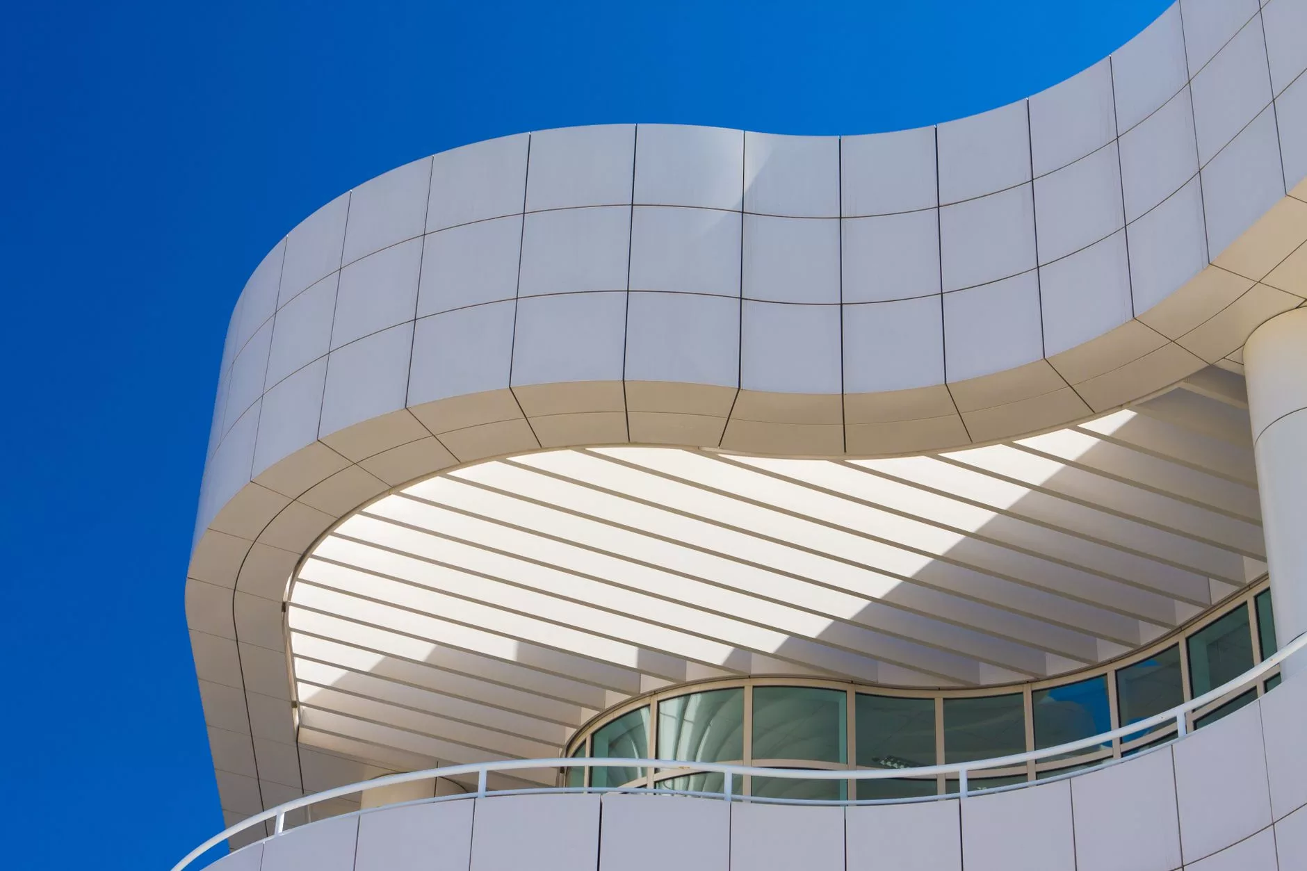 The Getty Center modern mimarisi ve bahçeleri