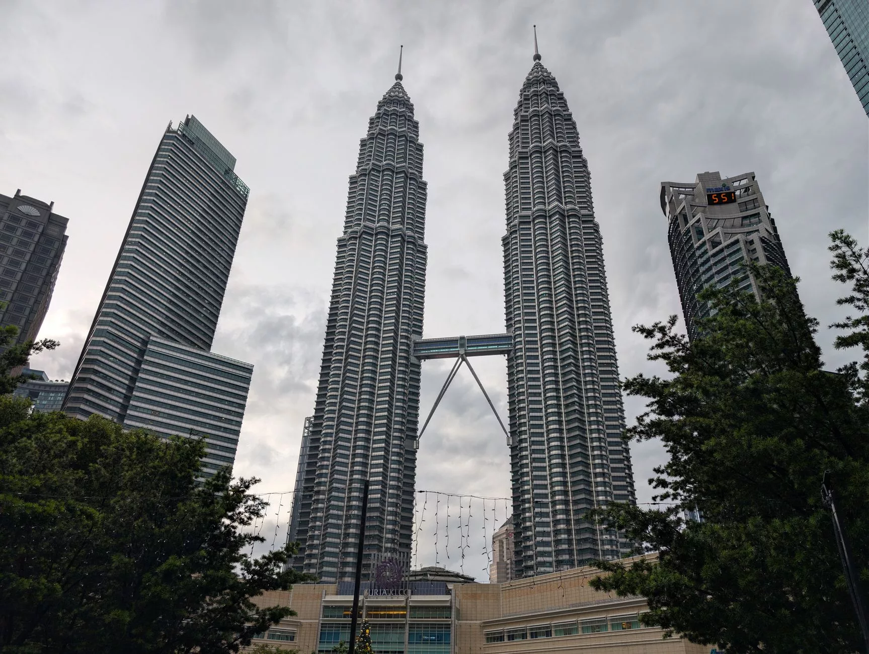 Kuala Lumpur Petronas İkiz Kuleleri ön bahçe