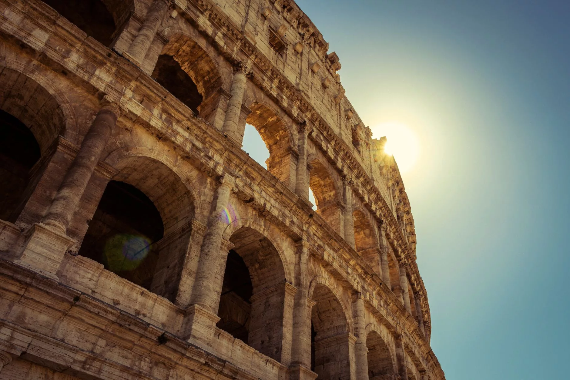 Colosseum ve çevresindeki antik kalıntıların gün batımı ışığındaki görüntüsü
