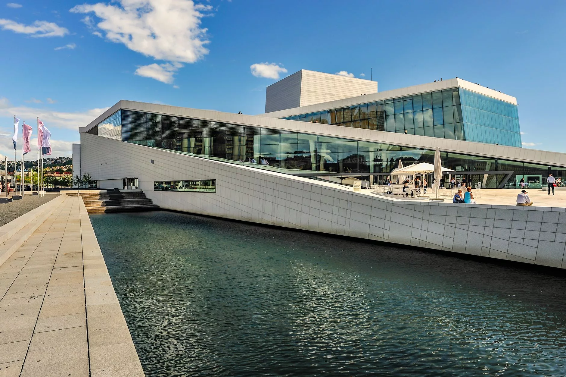 Oslo Opera Binasi dis cephesi ve fjord manzarasi