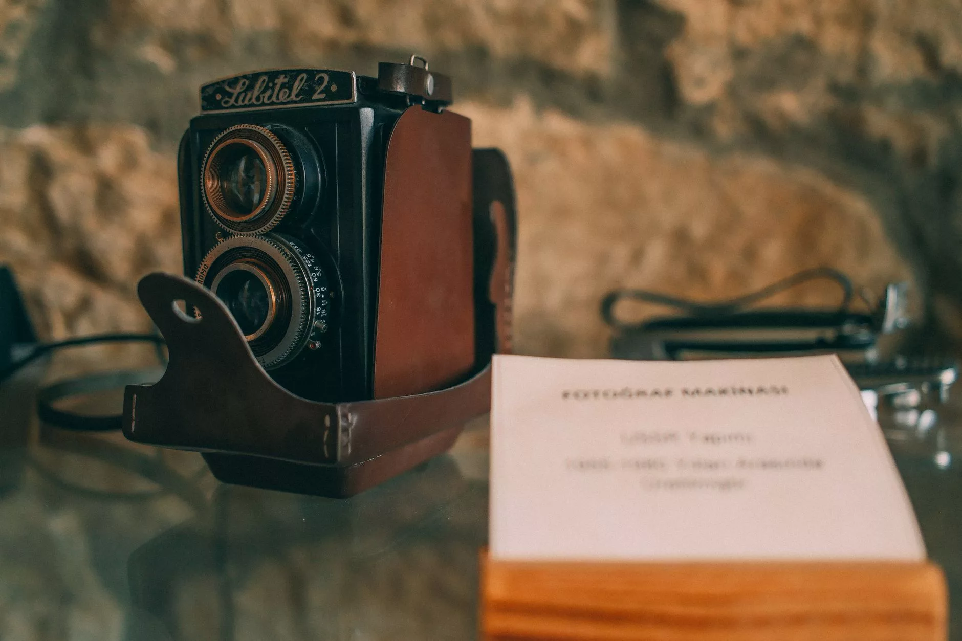 Vintage bir lensin adaptörle modern aynasız makineye takılması