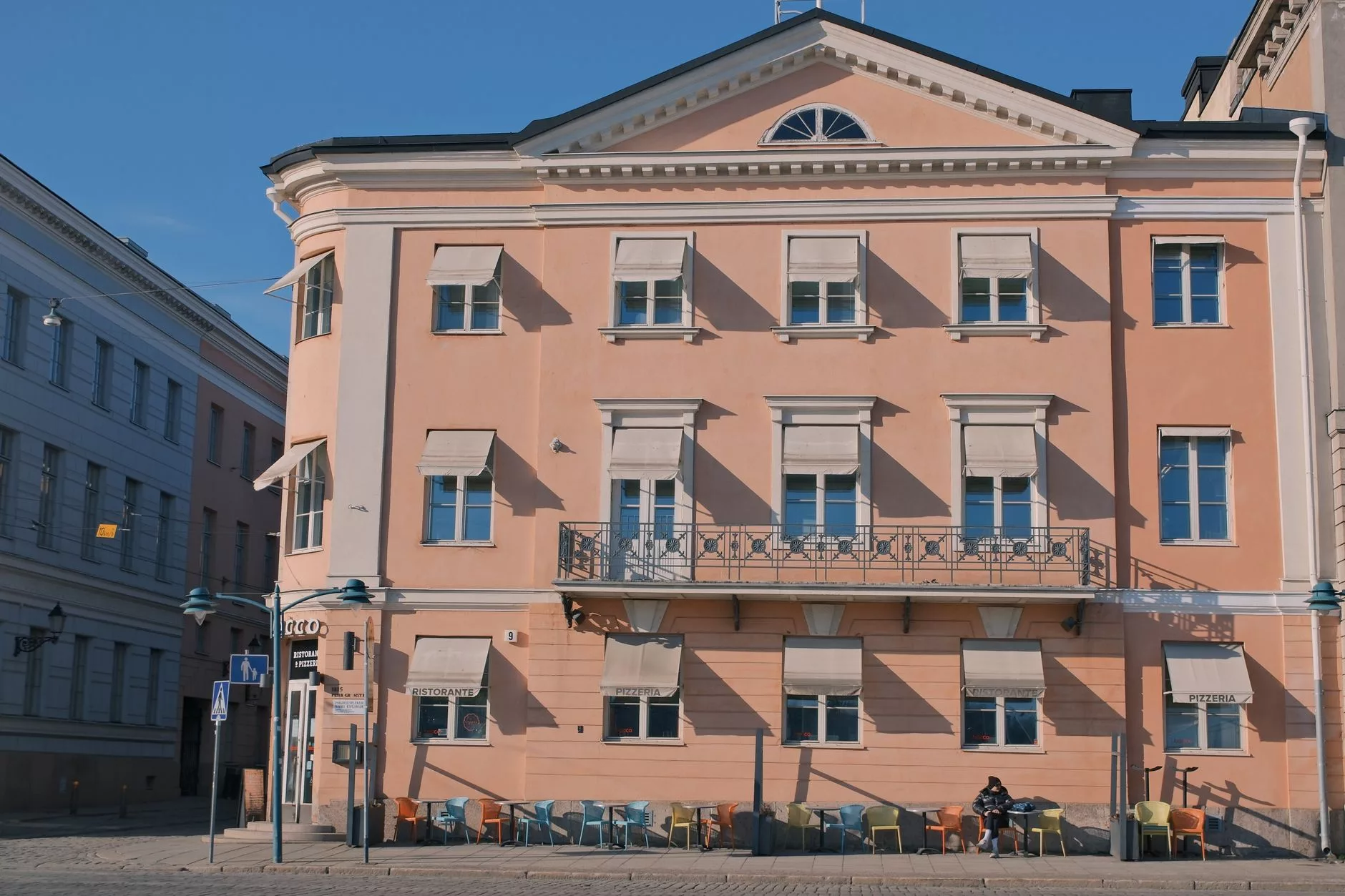 Helsinki Kallio sokak arası kafe dış cephesi