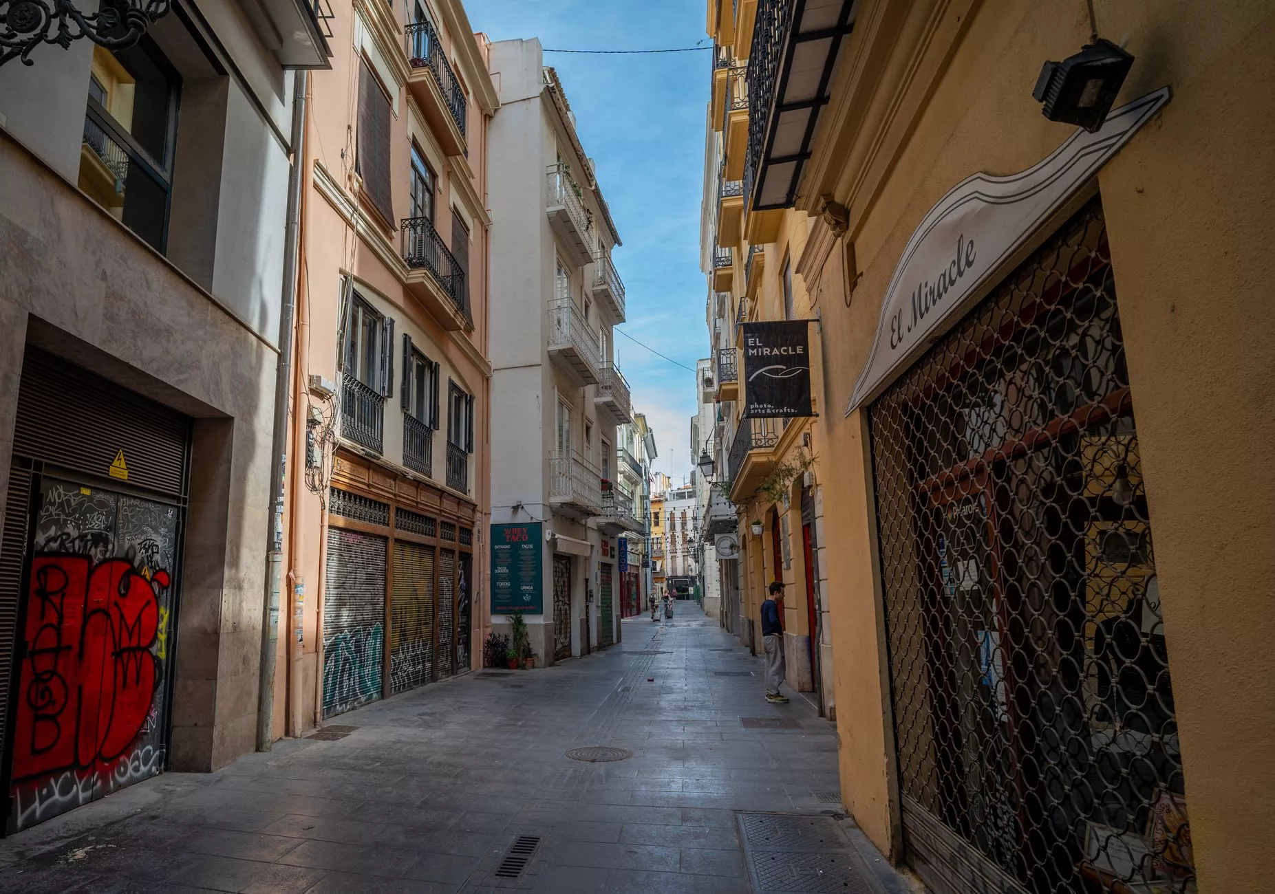 Valensiya + El Carmen mahallesinin tarihi dar sokakları ve hareketli insan kalabalığı