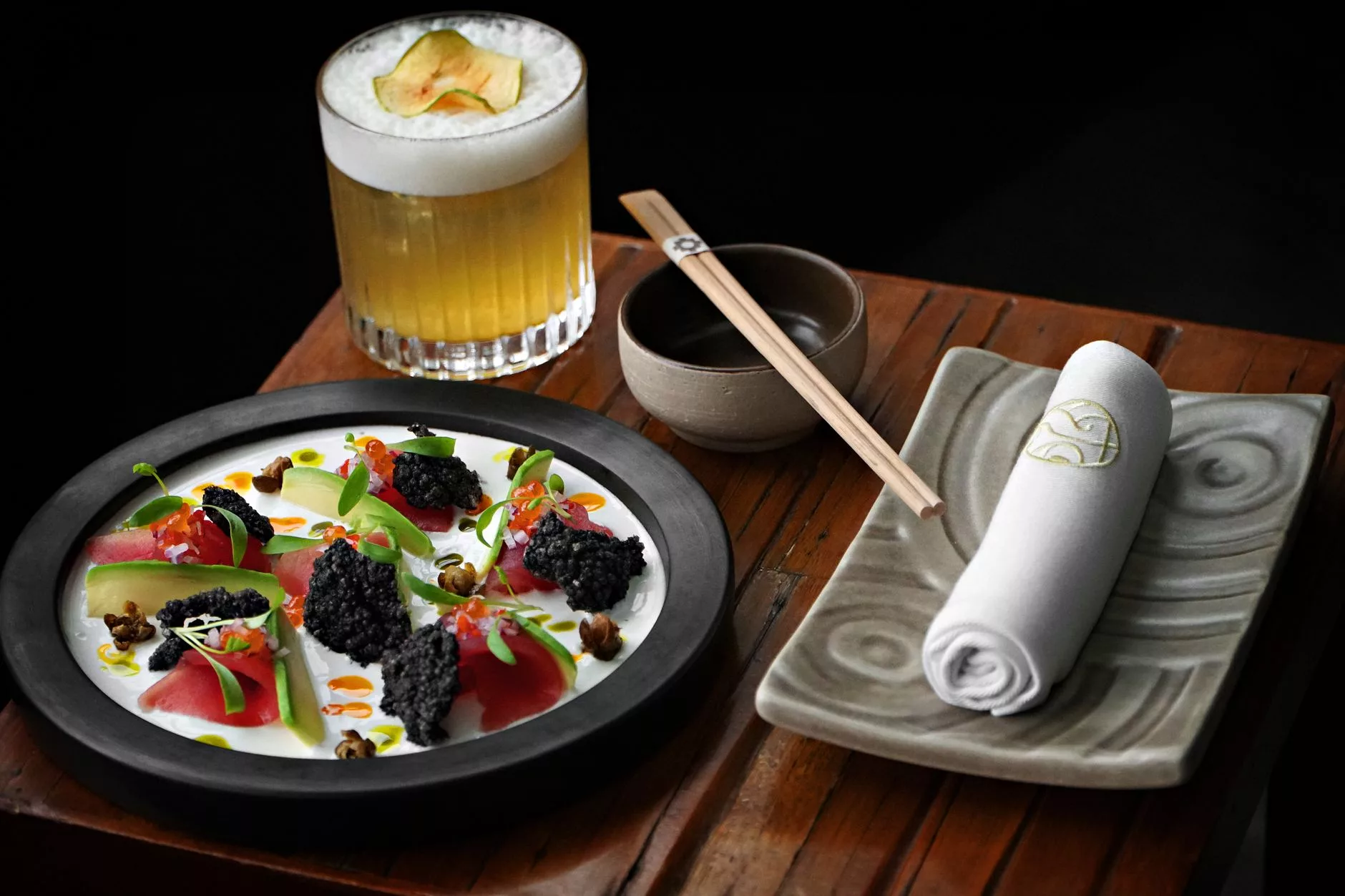 Lima + Maido restoranda taze hazırlanan somon ceviche tabağı