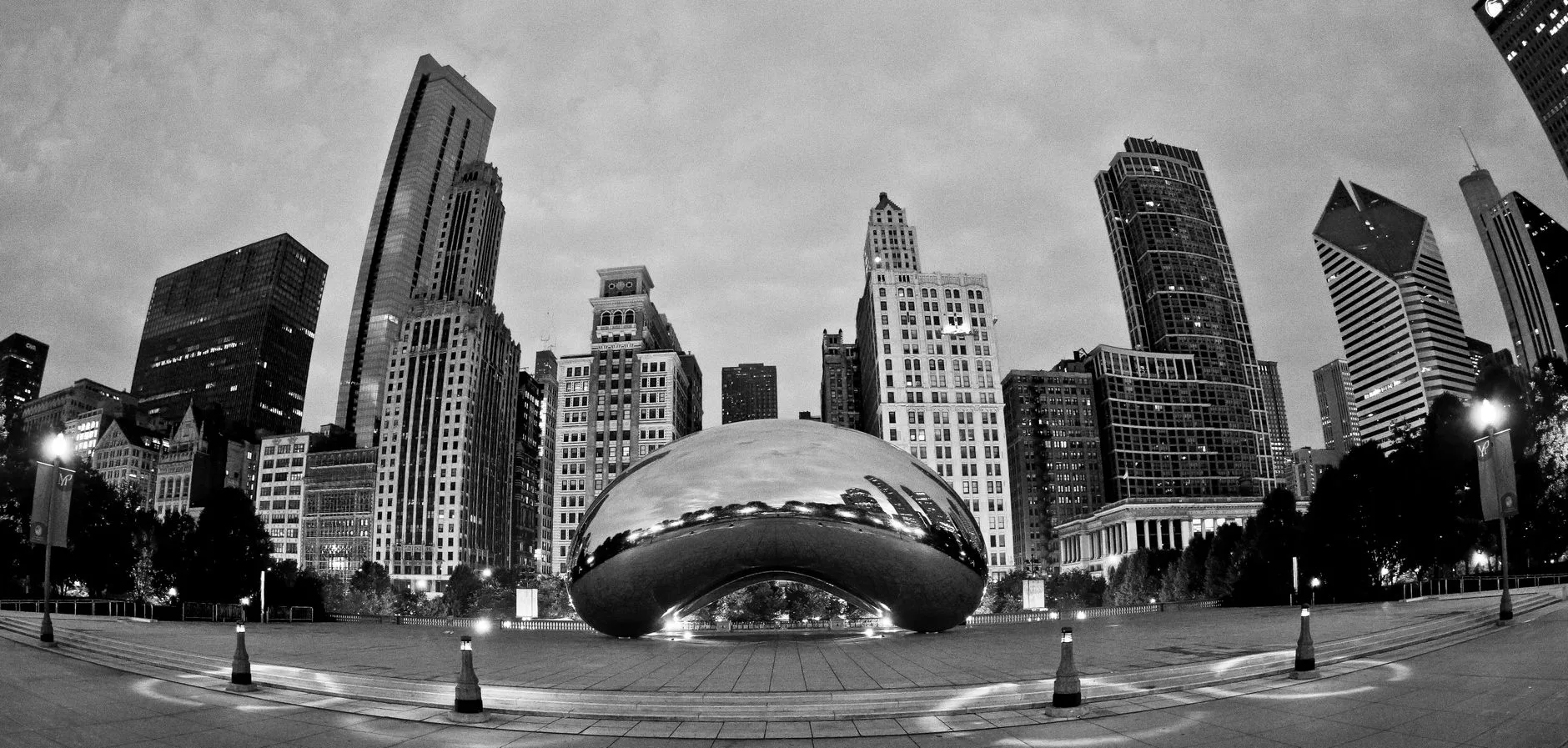 Şikago + Millennium Park Cloud Gate heykeli ve arka planda gökdelenler
