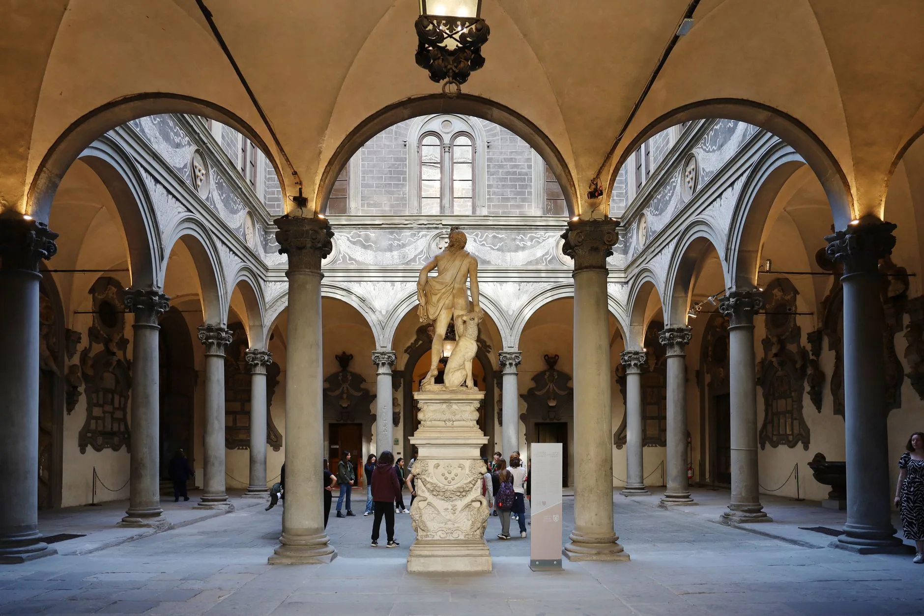 Floransa Palazzo Davanzati iç avlusu