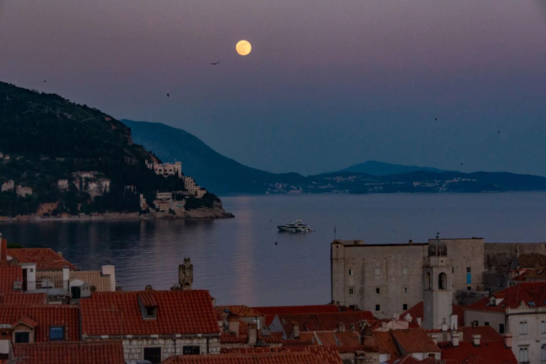 Dubrovnik Old Town surları ve mavi Adriyatik denizi genel bakış