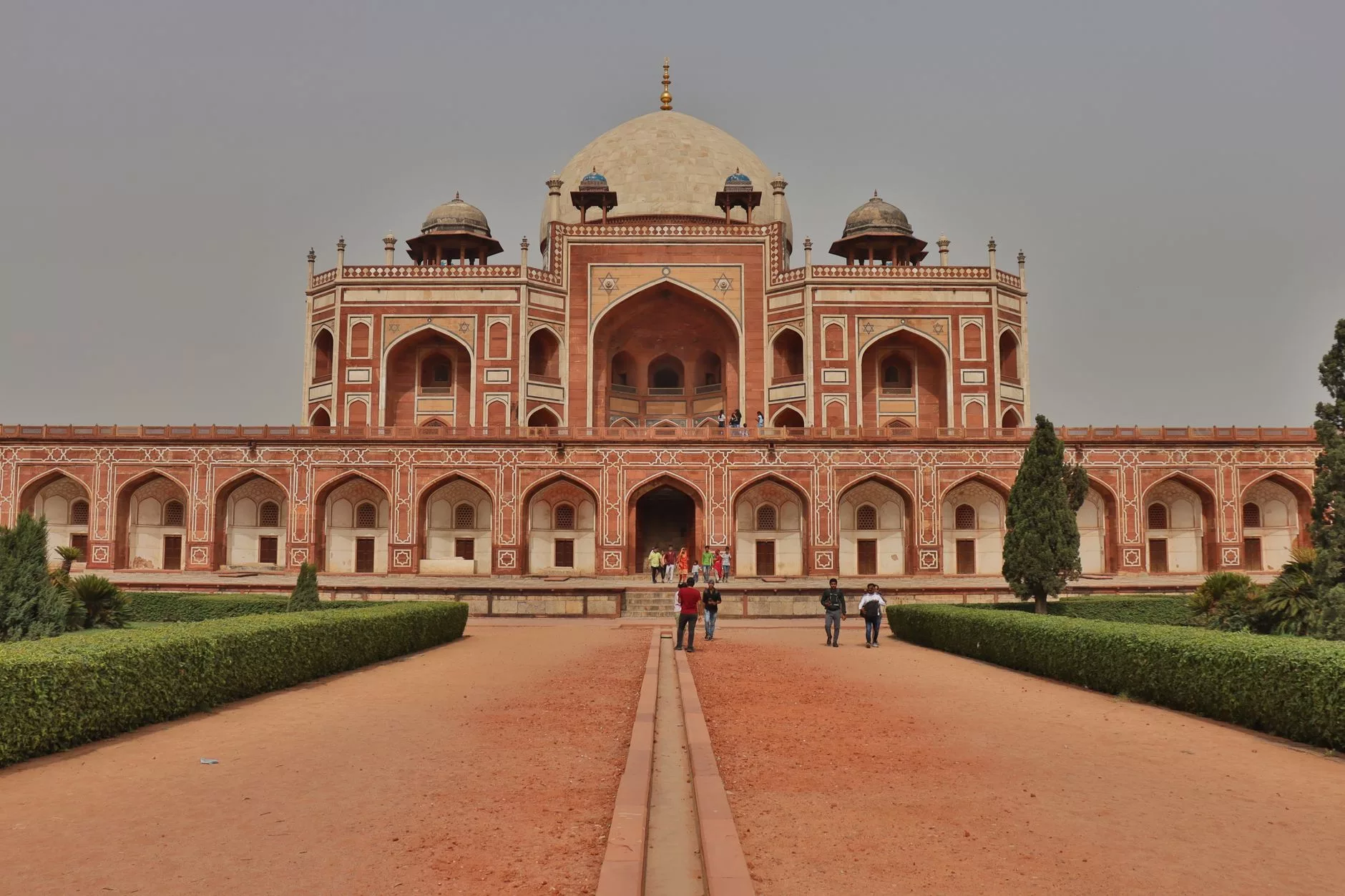 Delhi Humayun Türbesi bahçe yolu