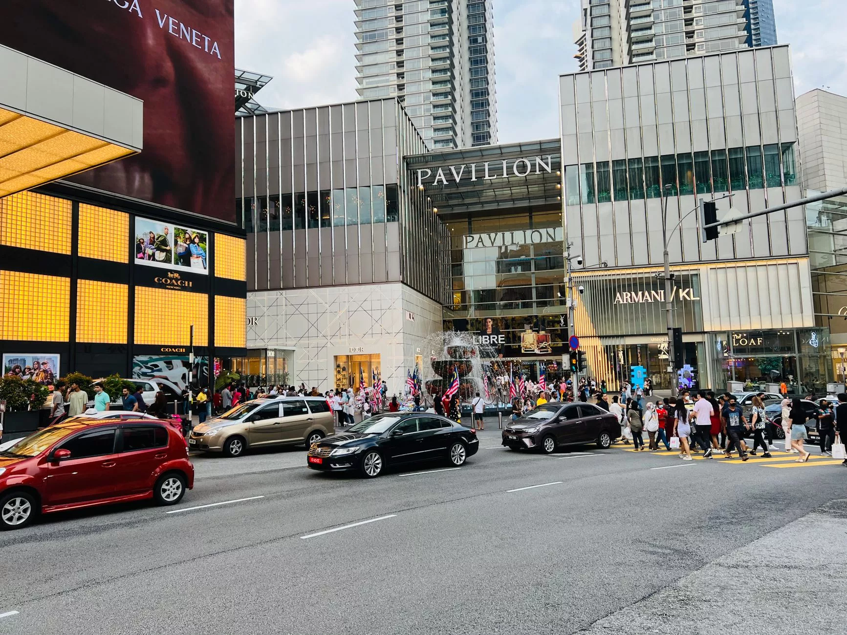 Kuala Lumpur Pavilion alışveriş merkezi atriumu