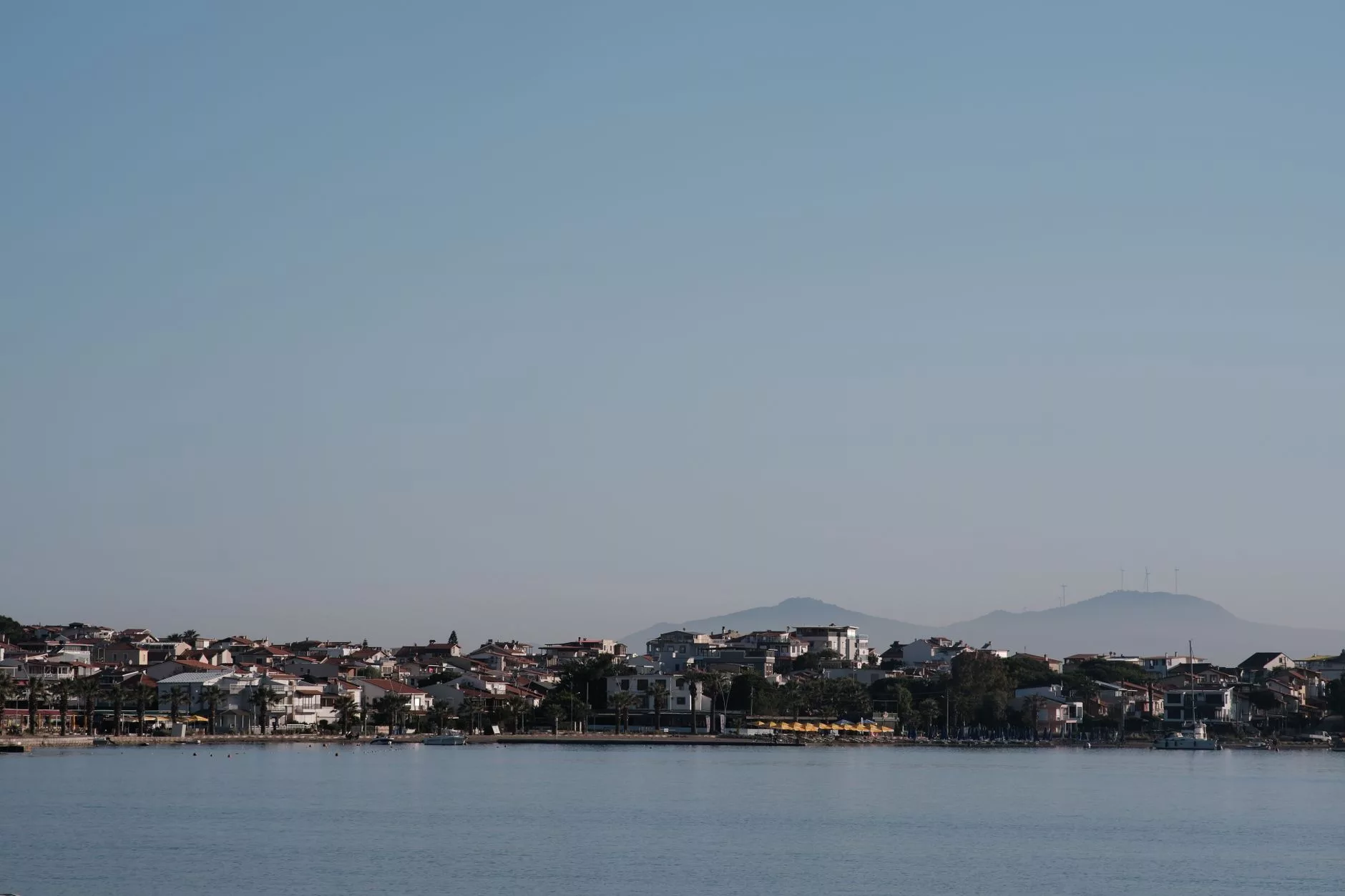 Heraklion Limanı üzerindeki uçak izleri ve masmavi Ege denizi manzarası