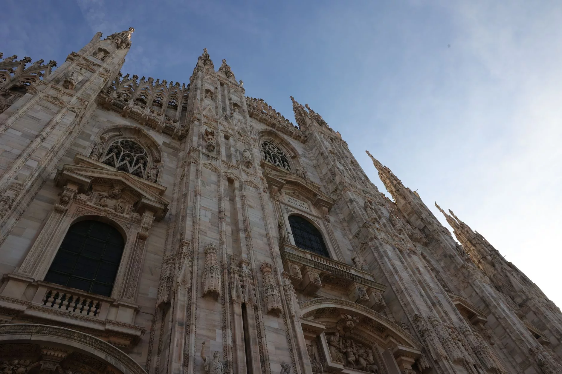 Milano'nun tarihi Duomo Meydanı'nda gün batımı esnasında kalabalık turist grubu