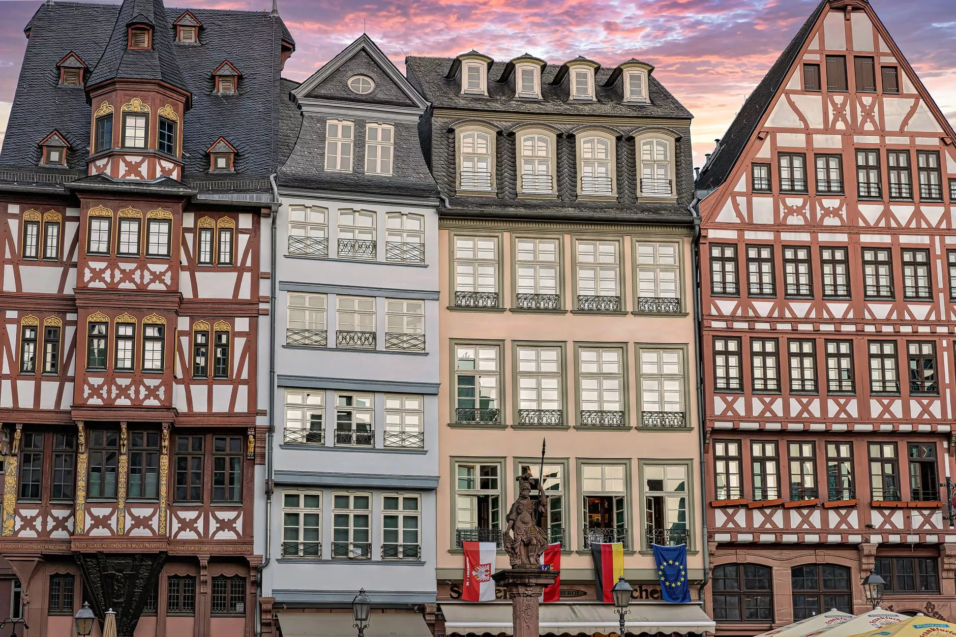 Frankfurt Romerberg Meydanı tarihi binalar
