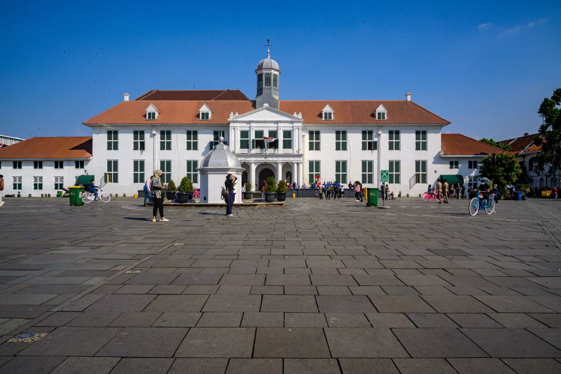 Cakarta Kota Tua meydanı ve tarihi binalar