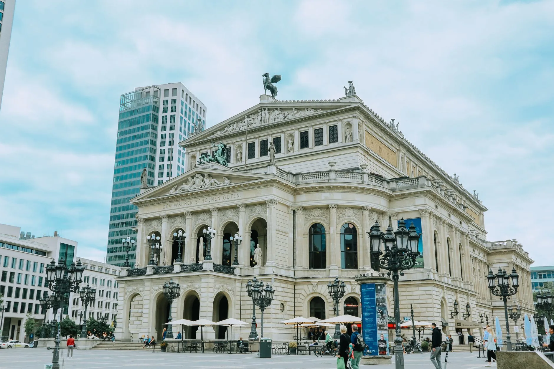 Frankfurt Alte Oper binası dış görünüşü