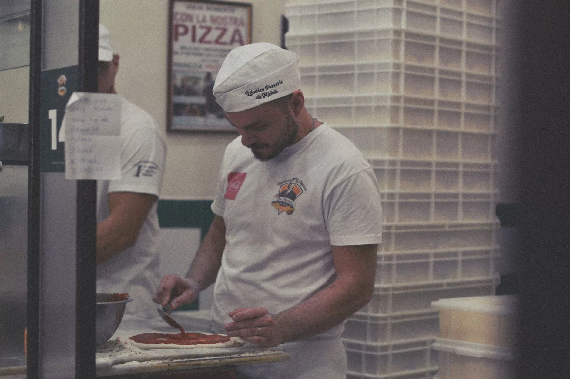 Napoli geleneksel taş fırınında pişen taze odun ateşinde pizza