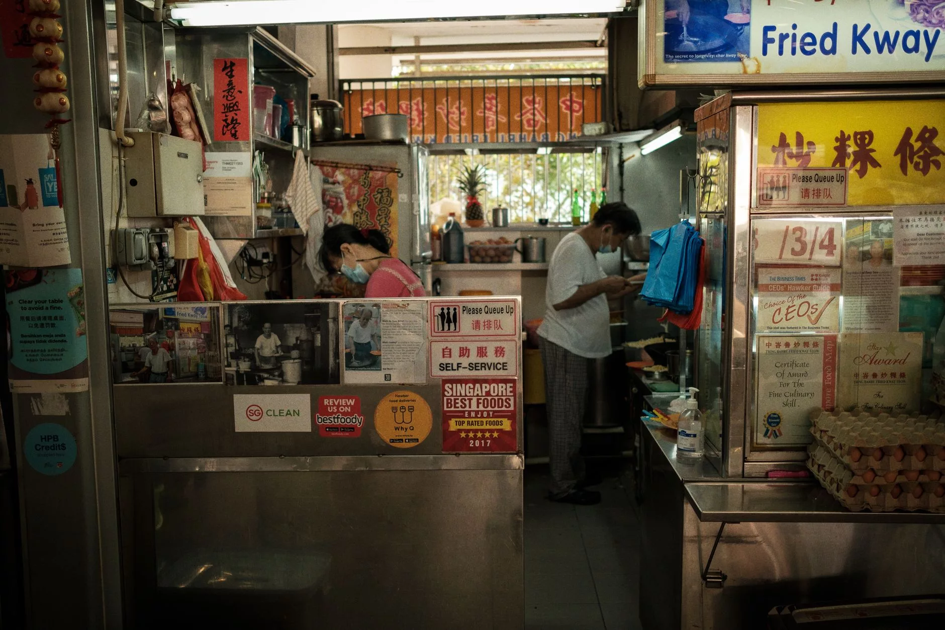 Singapur Maxwell Food Centre hawker tezgahları