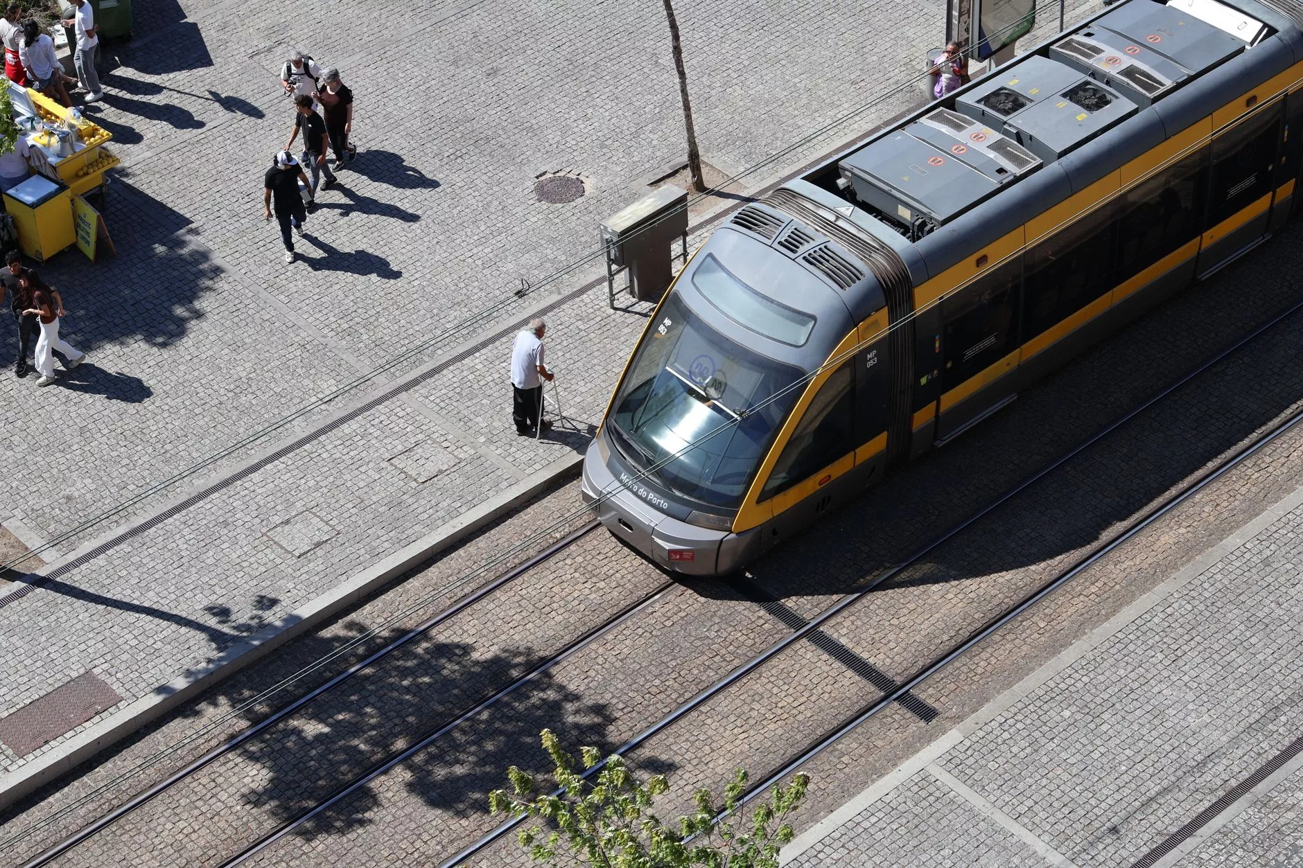 Lizbon dik yokuşlar ve sarı tramvay sahnesi