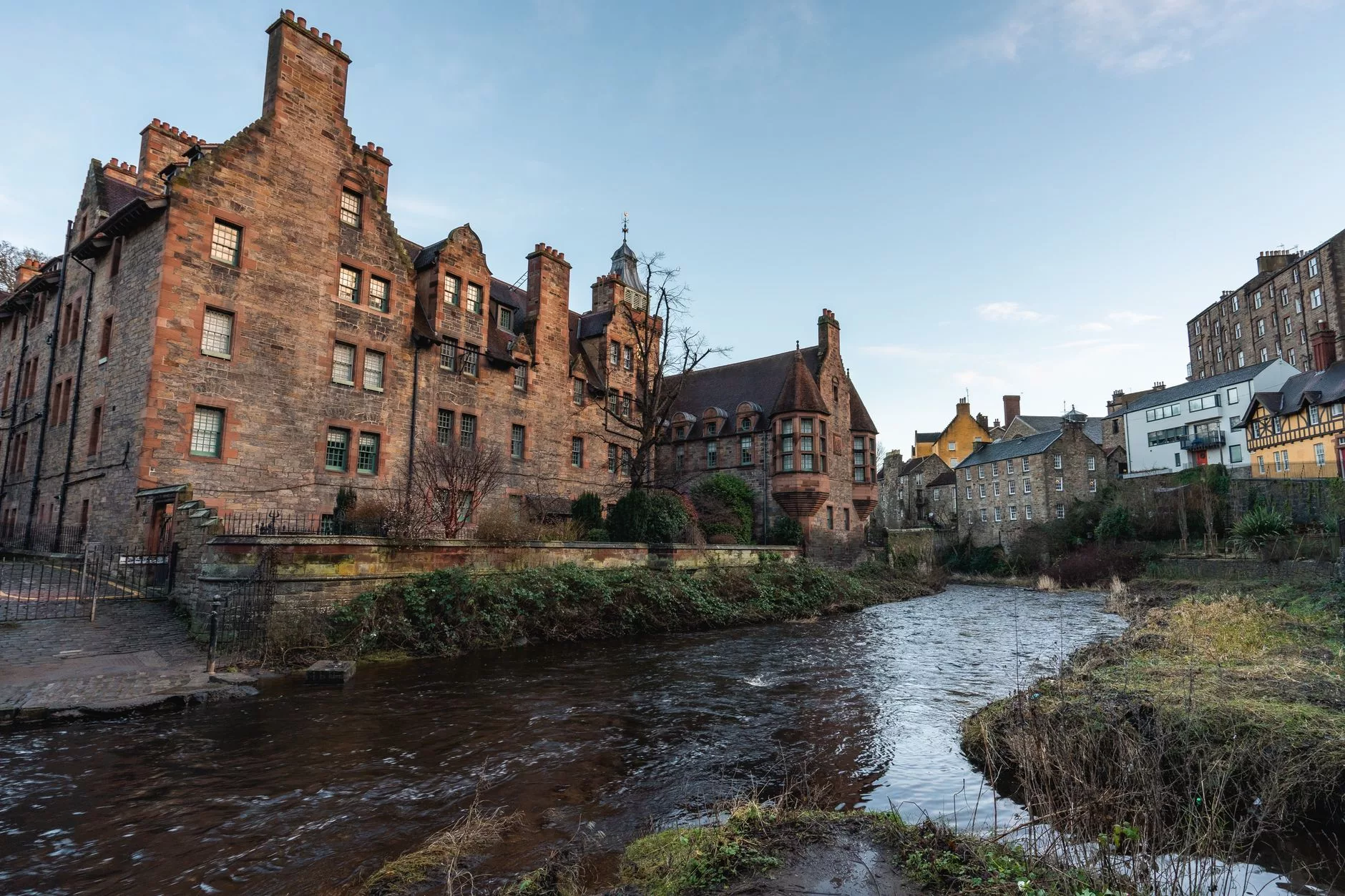 Dean Village ve Water of Leith nehrinin akışını gösteren tarihi manzara