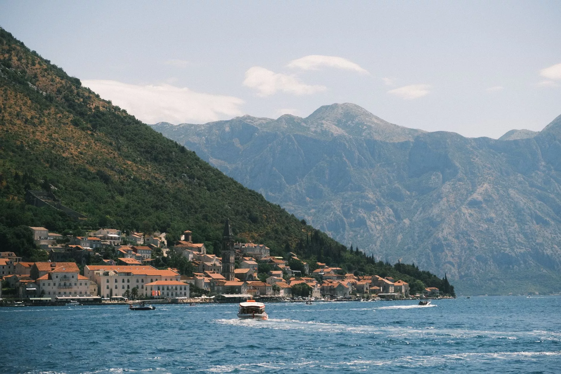 Kotor Körfezi manzaralı ortaçağ surları