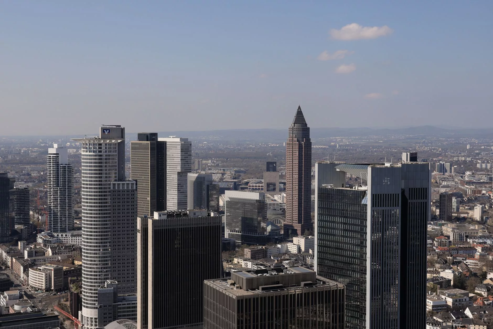 Frankfurt Main Tower ve Commerzbank Tower manzarası
