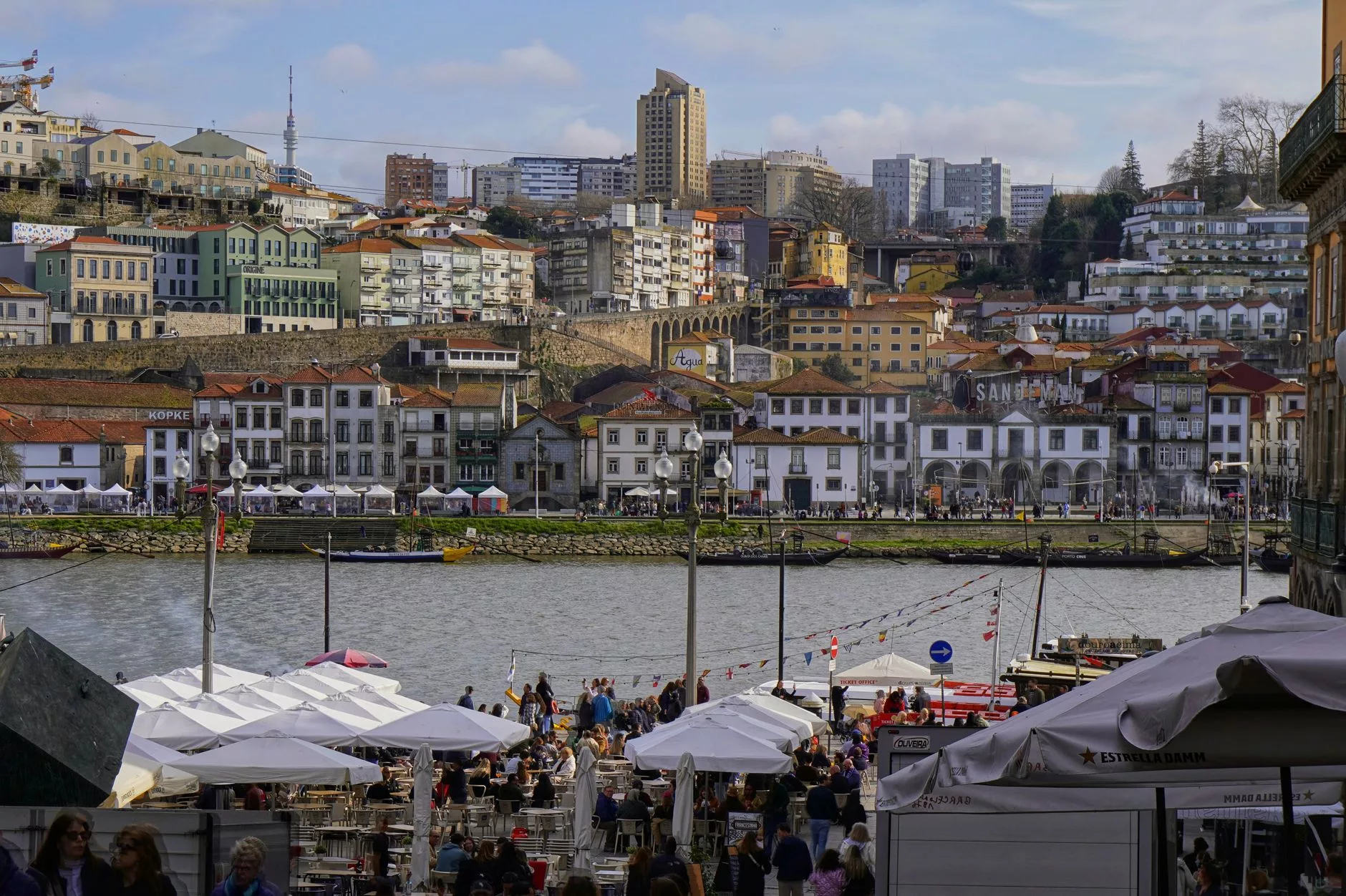 Porto hediyelik eşya dükkanı ve port şarabı şişeleri
