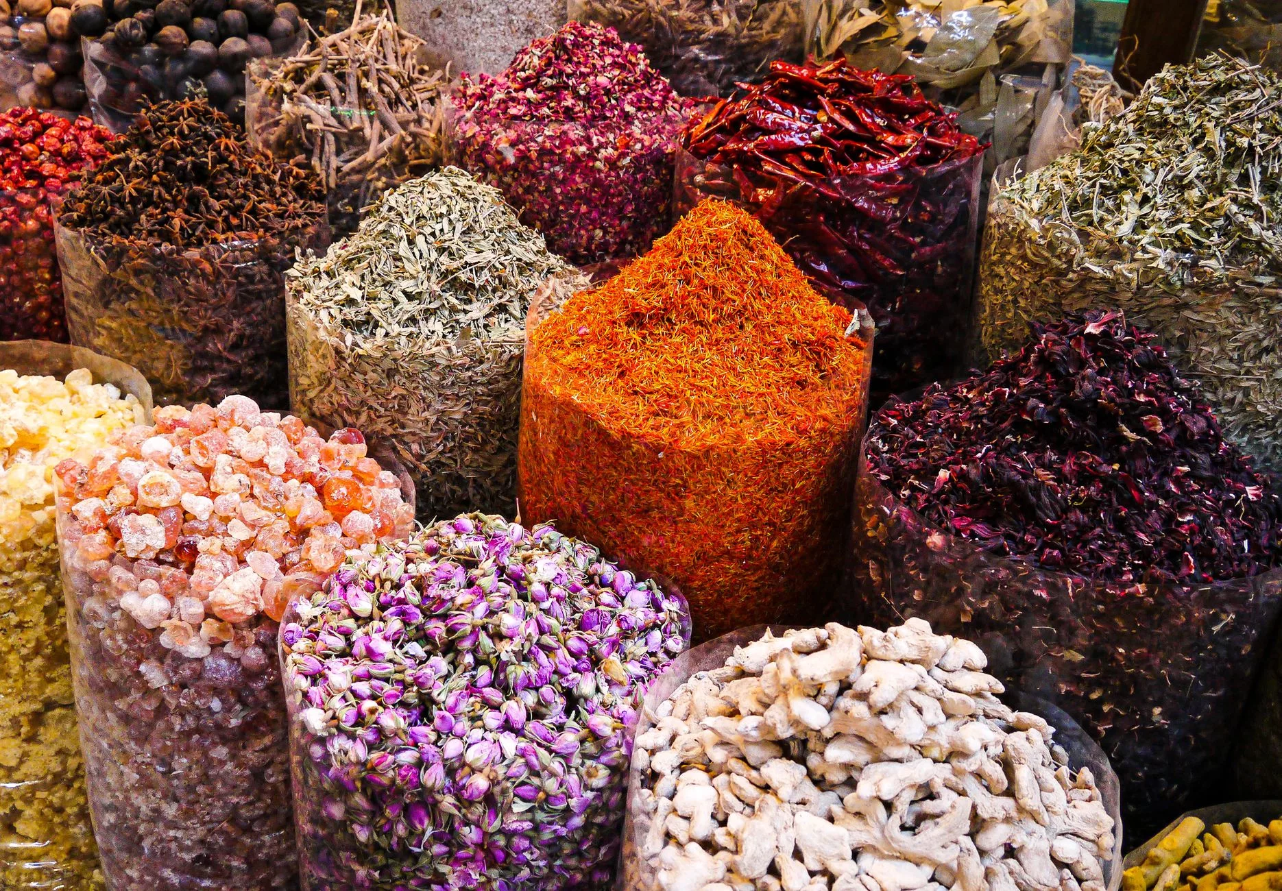Dubai - Geleneksel baharat çarşısında renkli tezgahlar